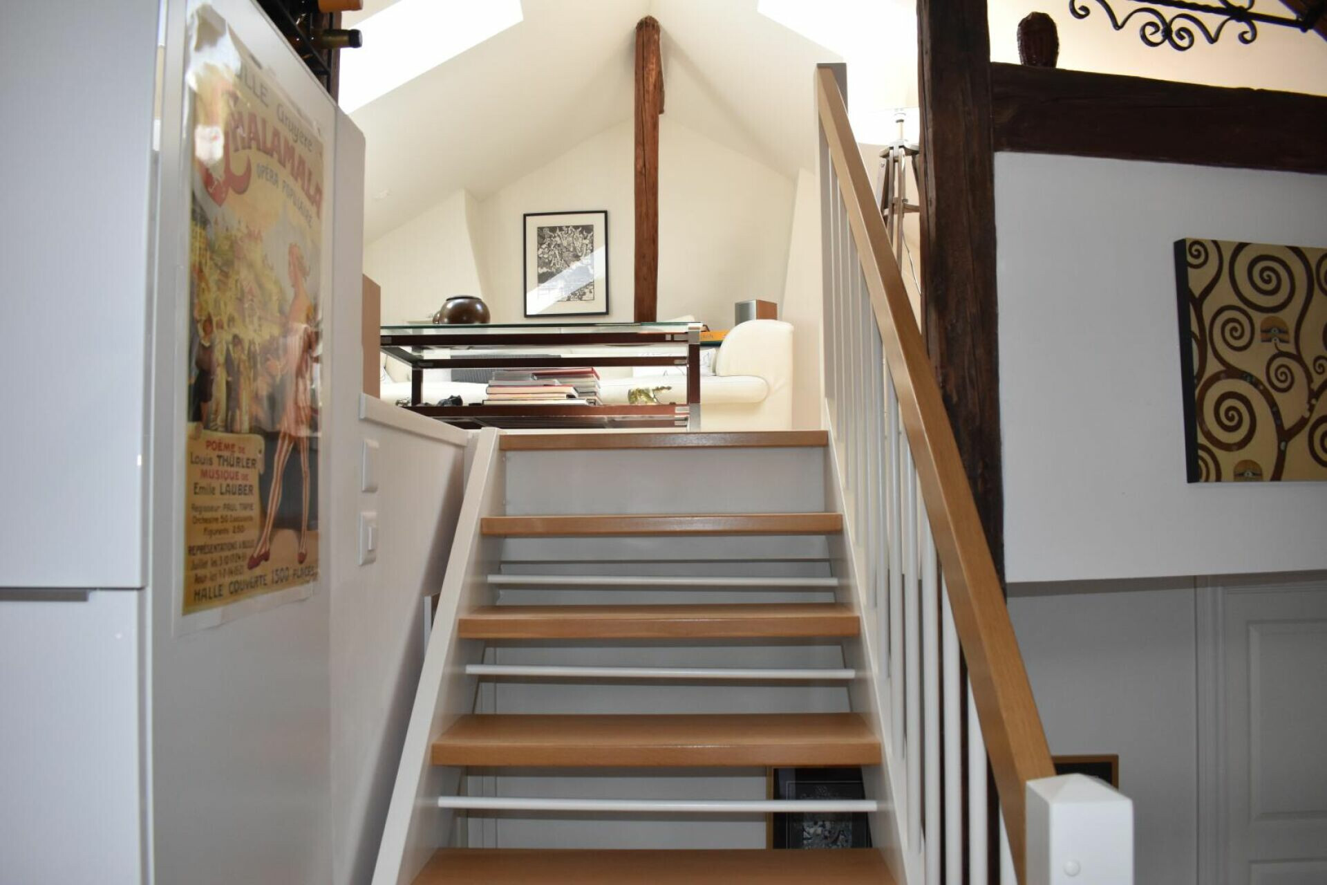 Innenansicht einer Treppe mit Galerie