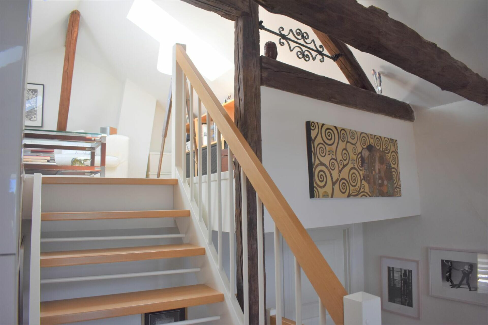 Treppenaufgang mit sichtbaren Holzbalken