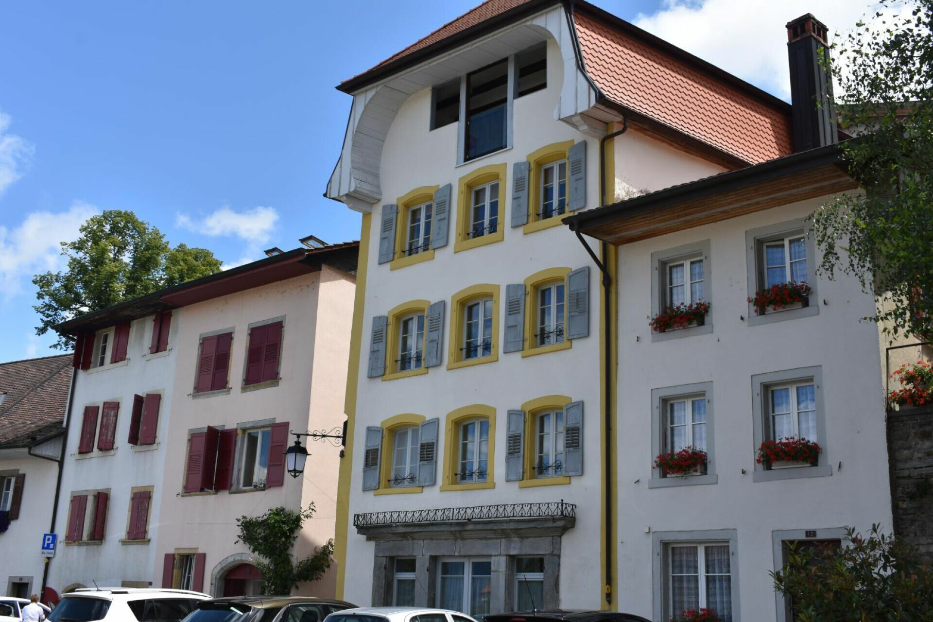 Historische Wohnhäuser mit bunten Fensterläden