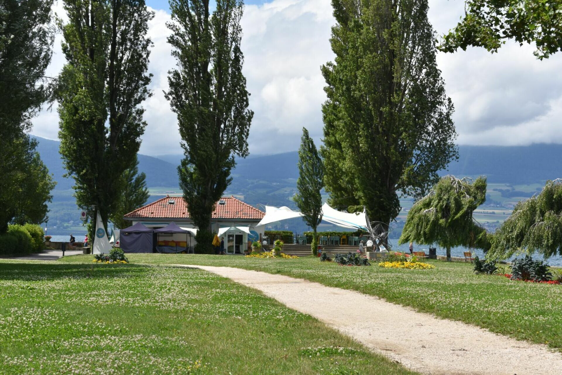 Seeblick mit Parkanlage und Pavillon
