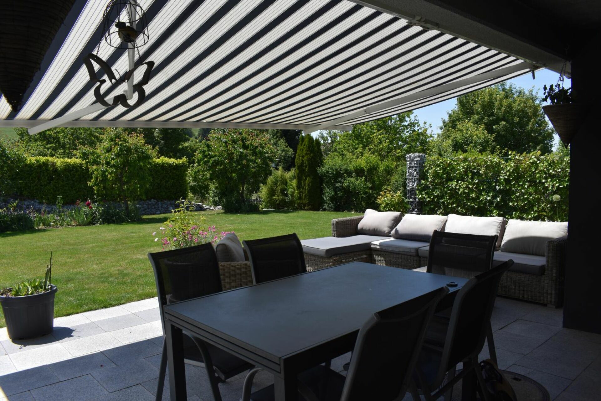 Überdachte Terrasse mit Gartenblick