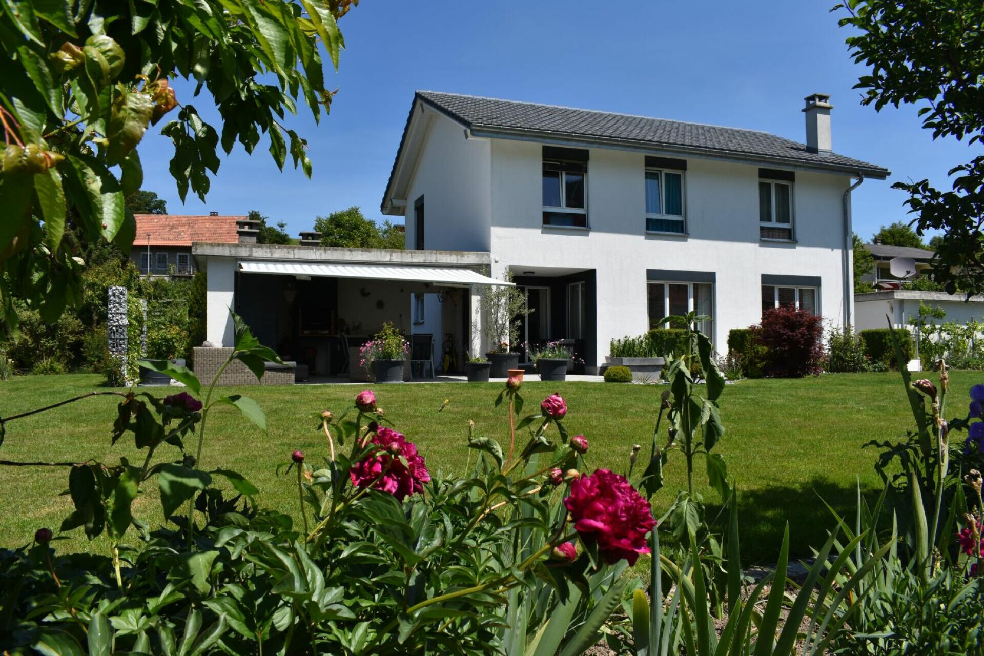 Modernes Einfamilienhaus mit gepflegtem Garten