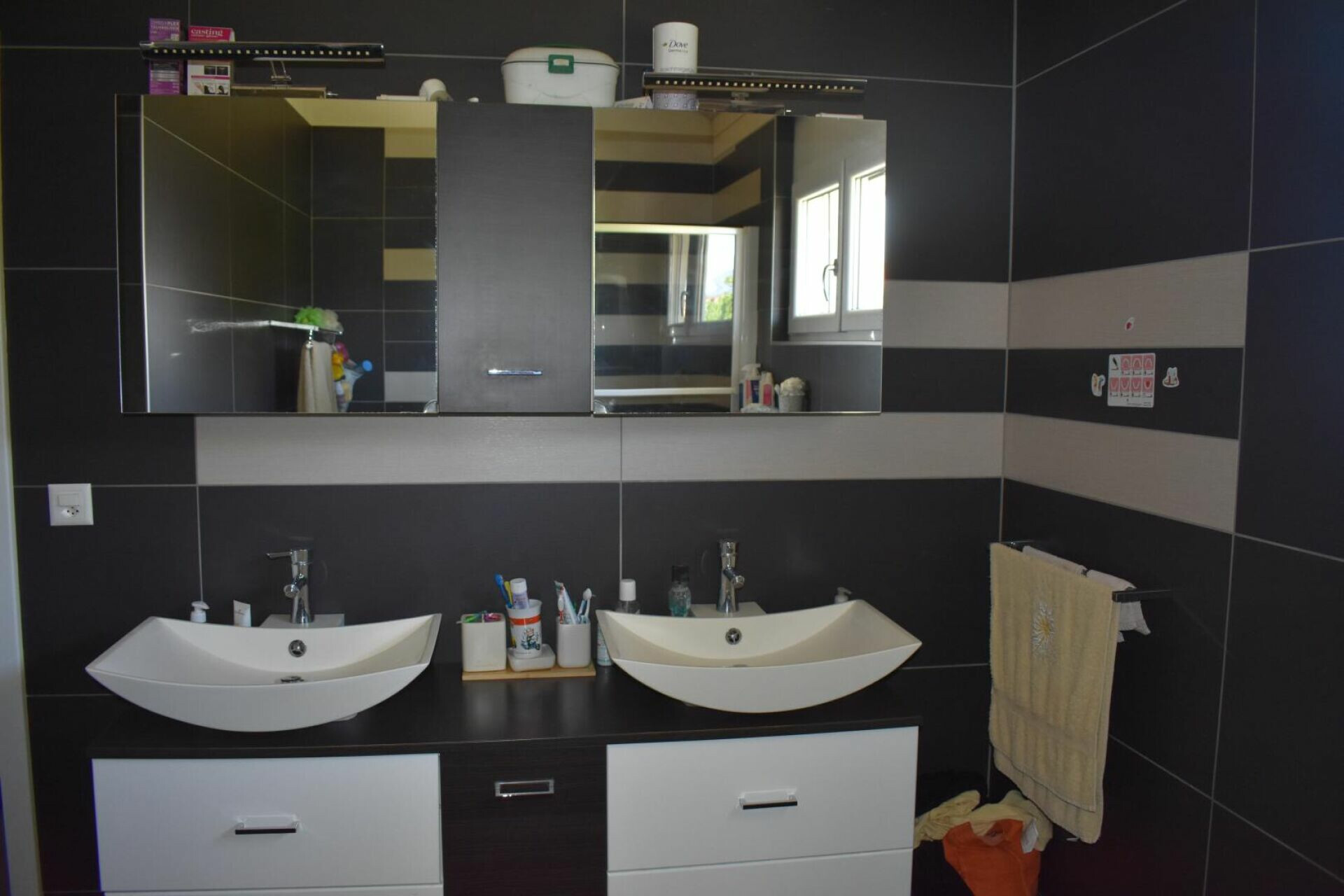 Modernes Badezimmer mit Doppelwaschtisch