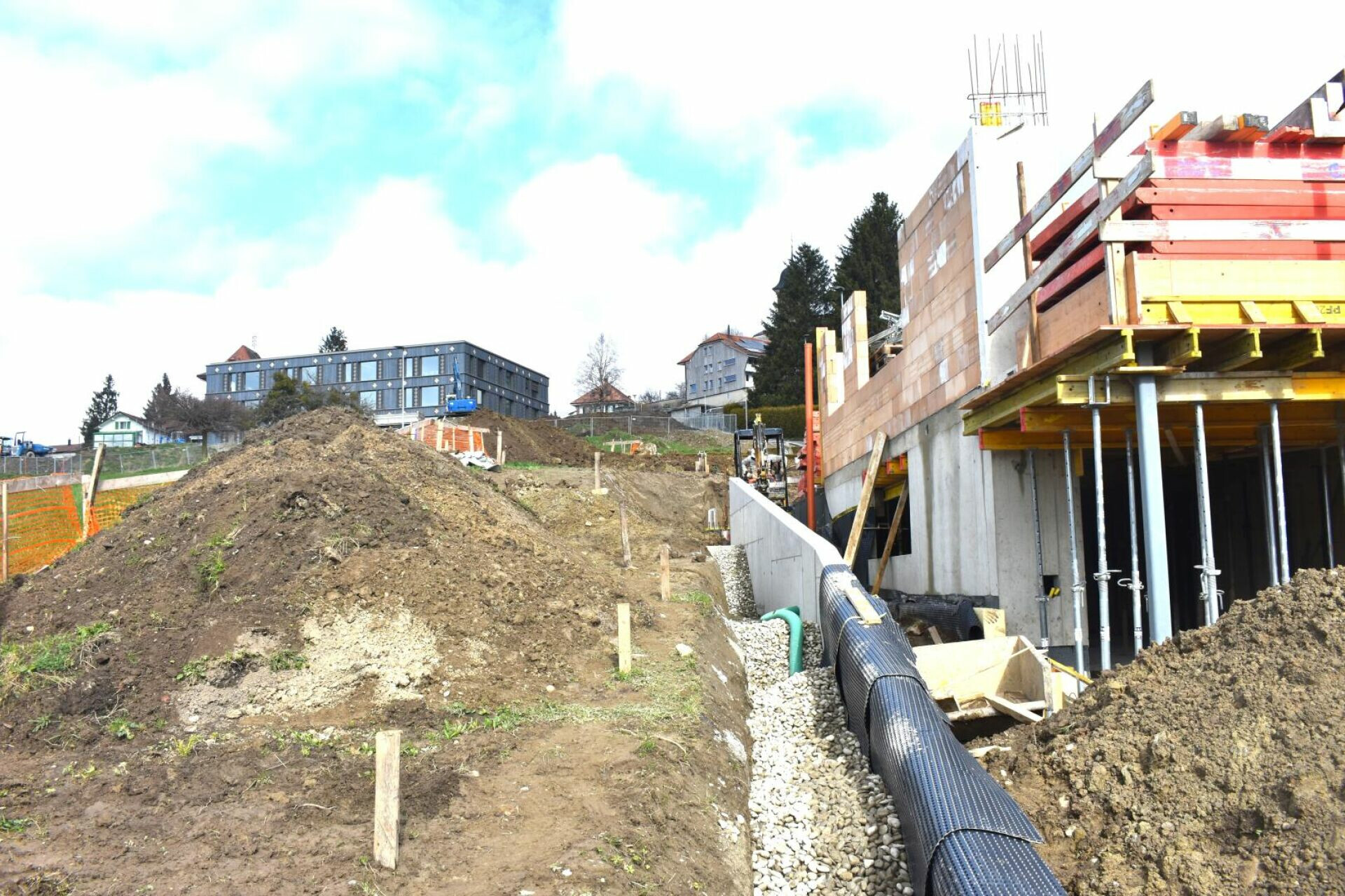 Baustelle am Hang mit Rohbau