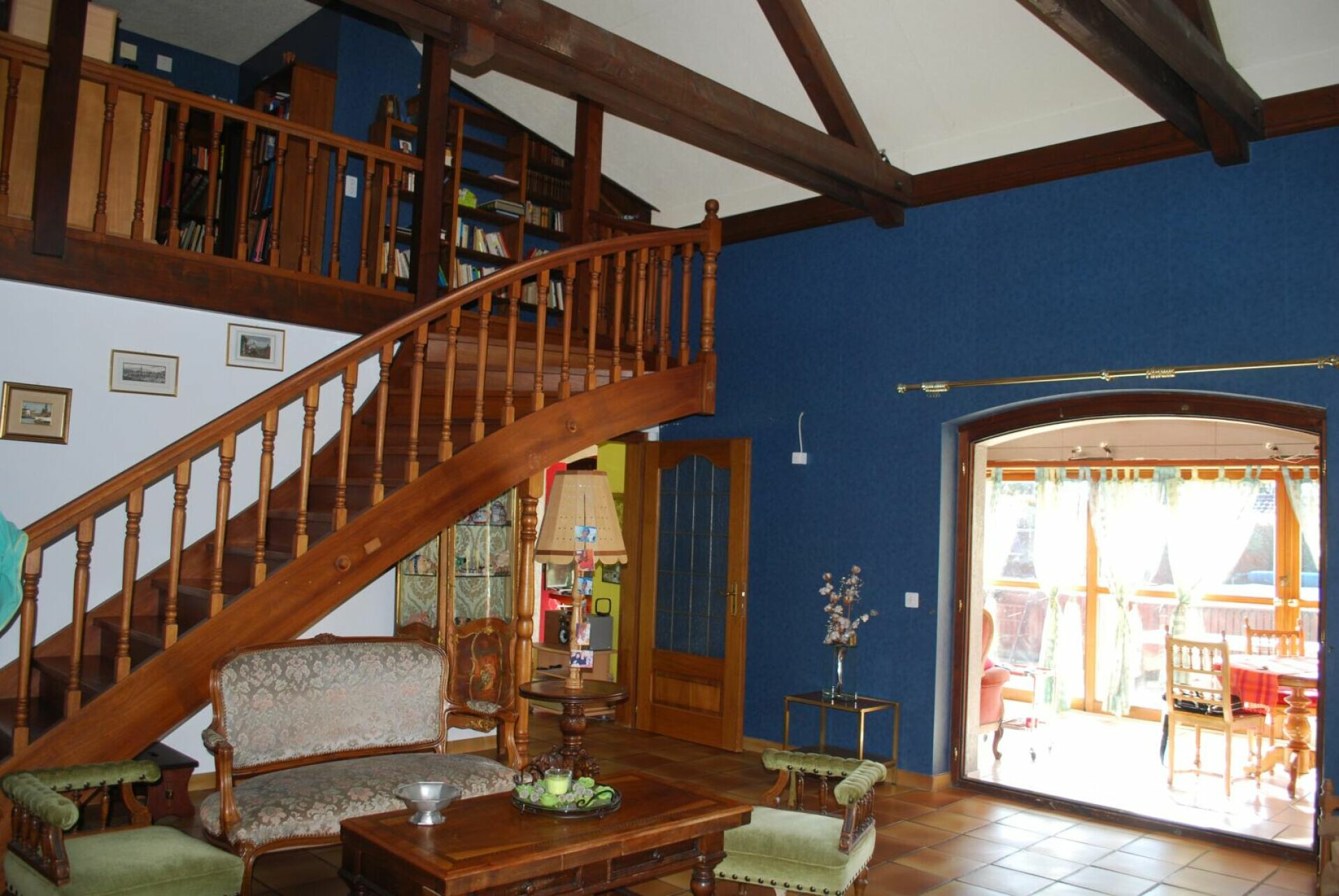 Wohnbereich mit Treppe und Galerie
