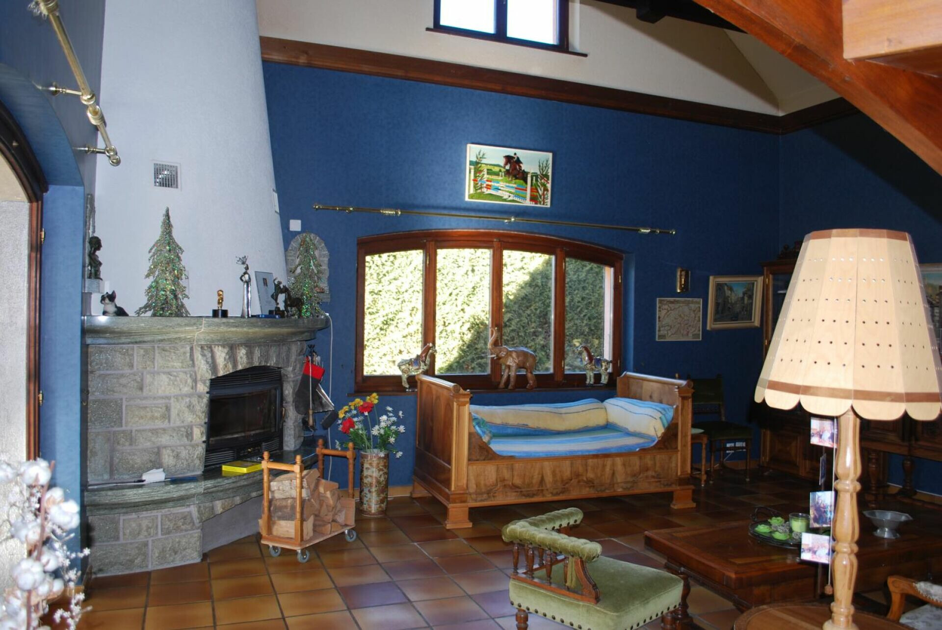 Gemütliches Wohnzimmer mit Kamin und Holzdetails