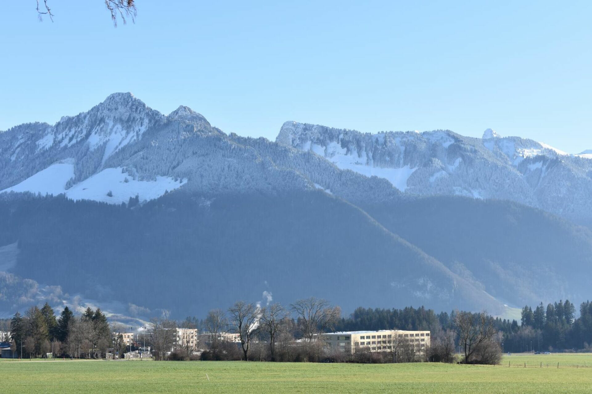 Alpenpanorama mit verschneiten Bergen