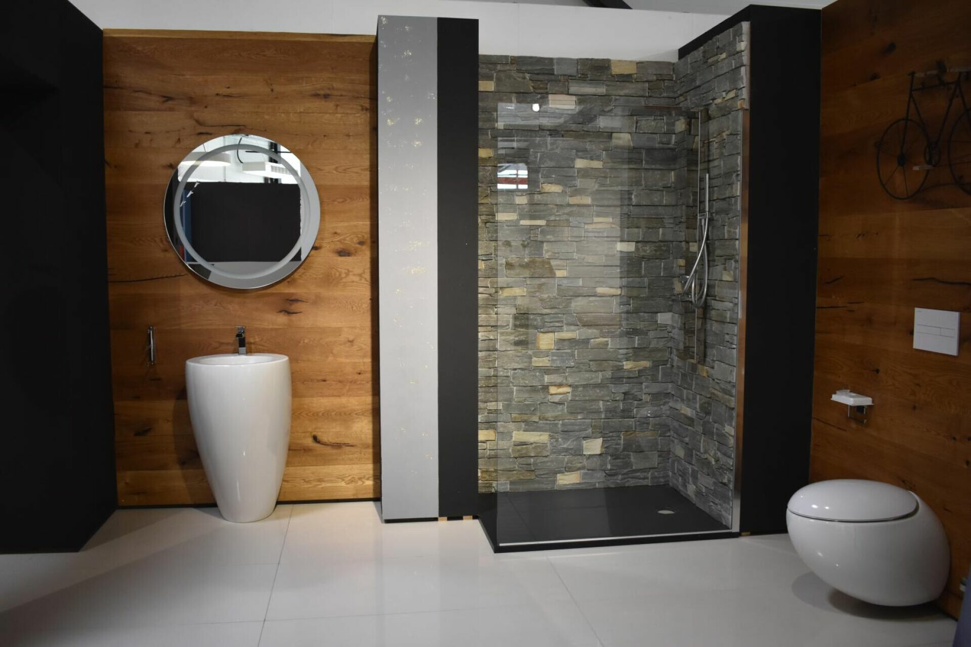 Modernes Badezimmer mit Naturstein-Dusche und Holzoptik