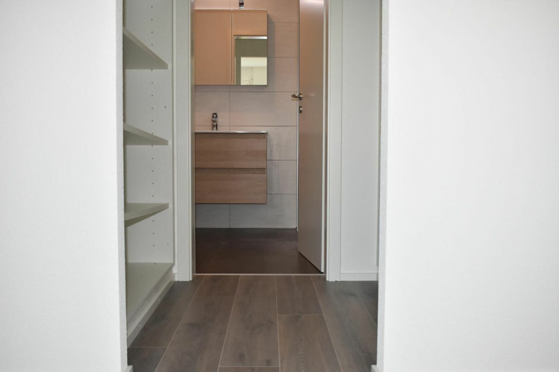 Moderner Flur mit Blick ins Badezimmer