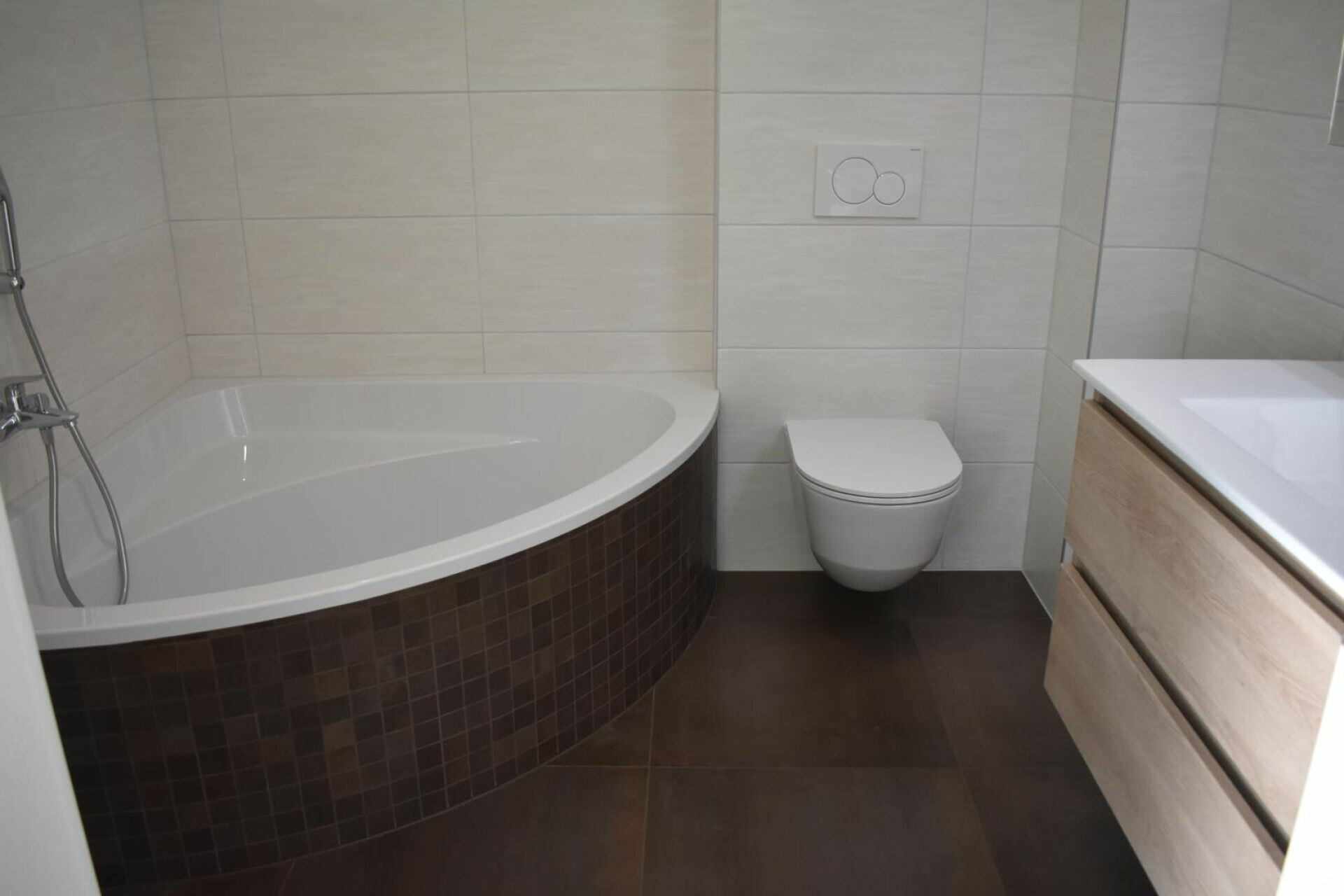 Modernes Badezimmer mit Wanne und Wand-WC