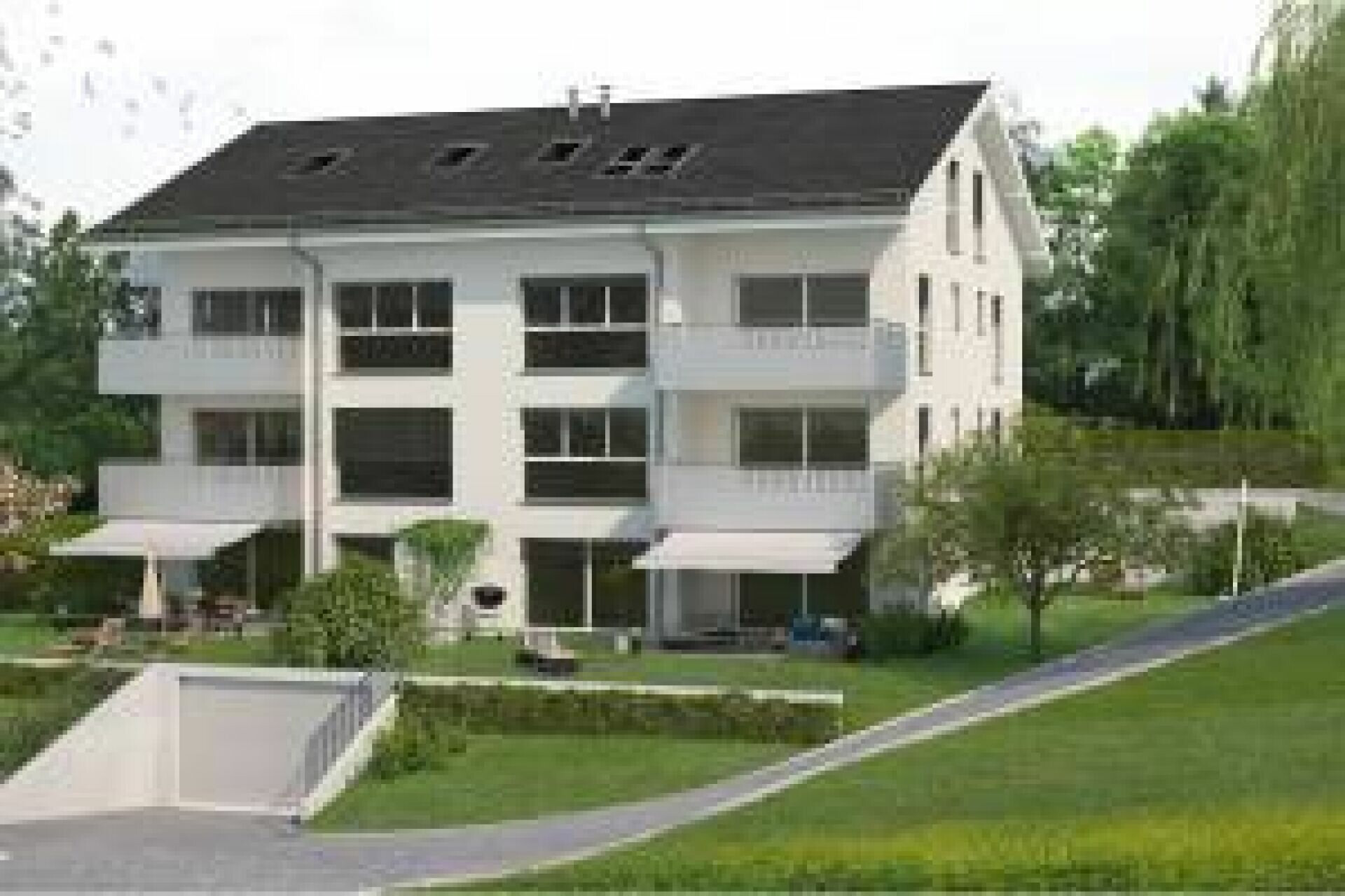 Mehrfamilienhaus mit Satteldach und Balkonen