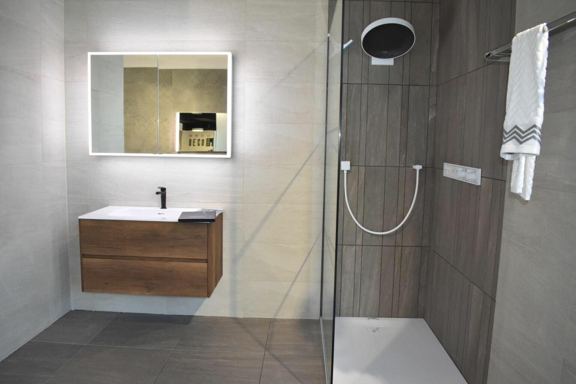 Modernes Badezimmer mit Walk-in-Dusche und Waschtisch