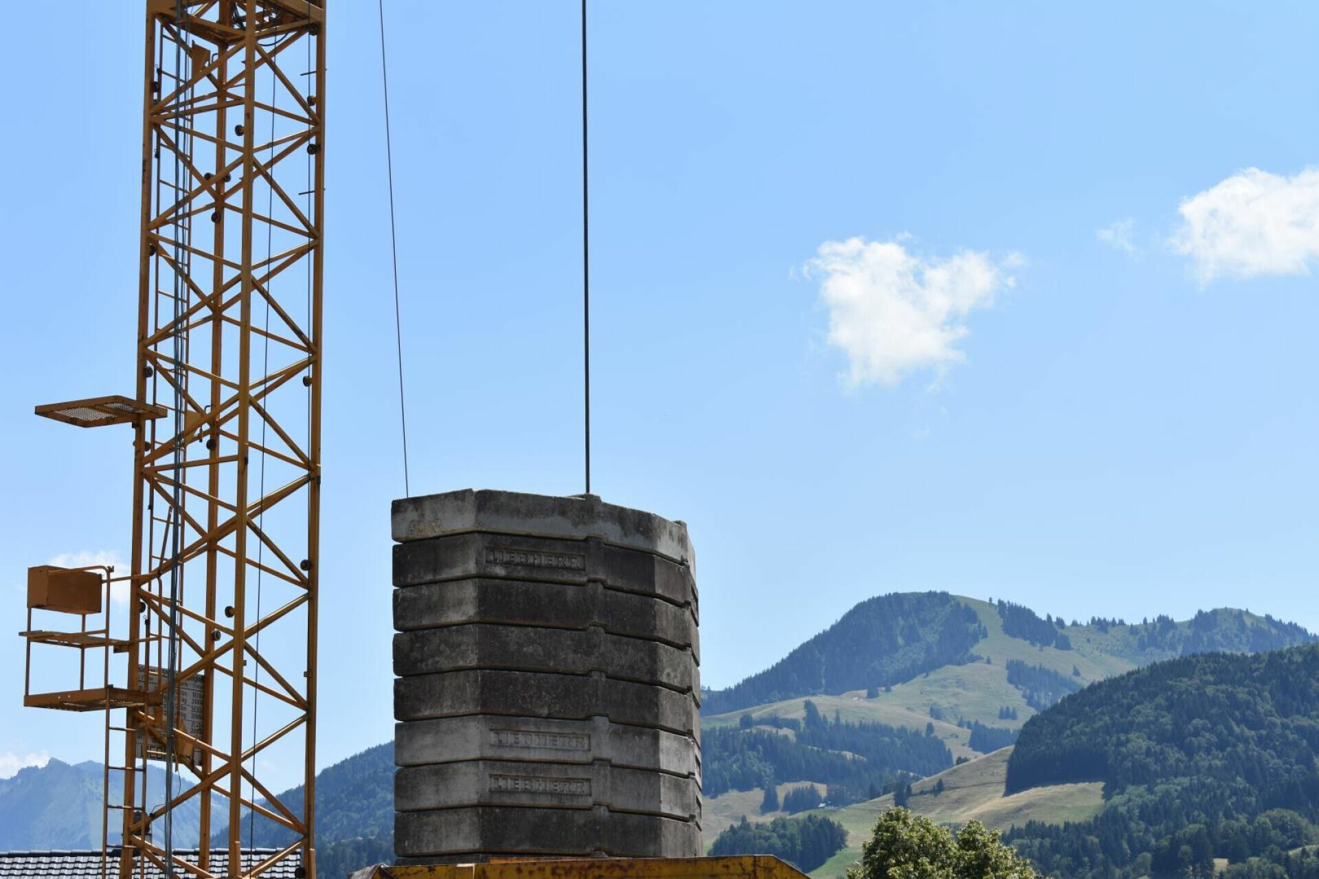 Baustellenkran mit Bergpanorama