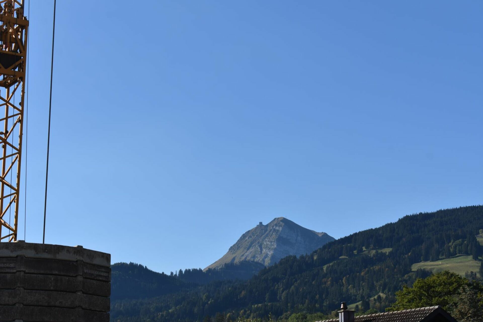 Berglandschaft mit Baukran