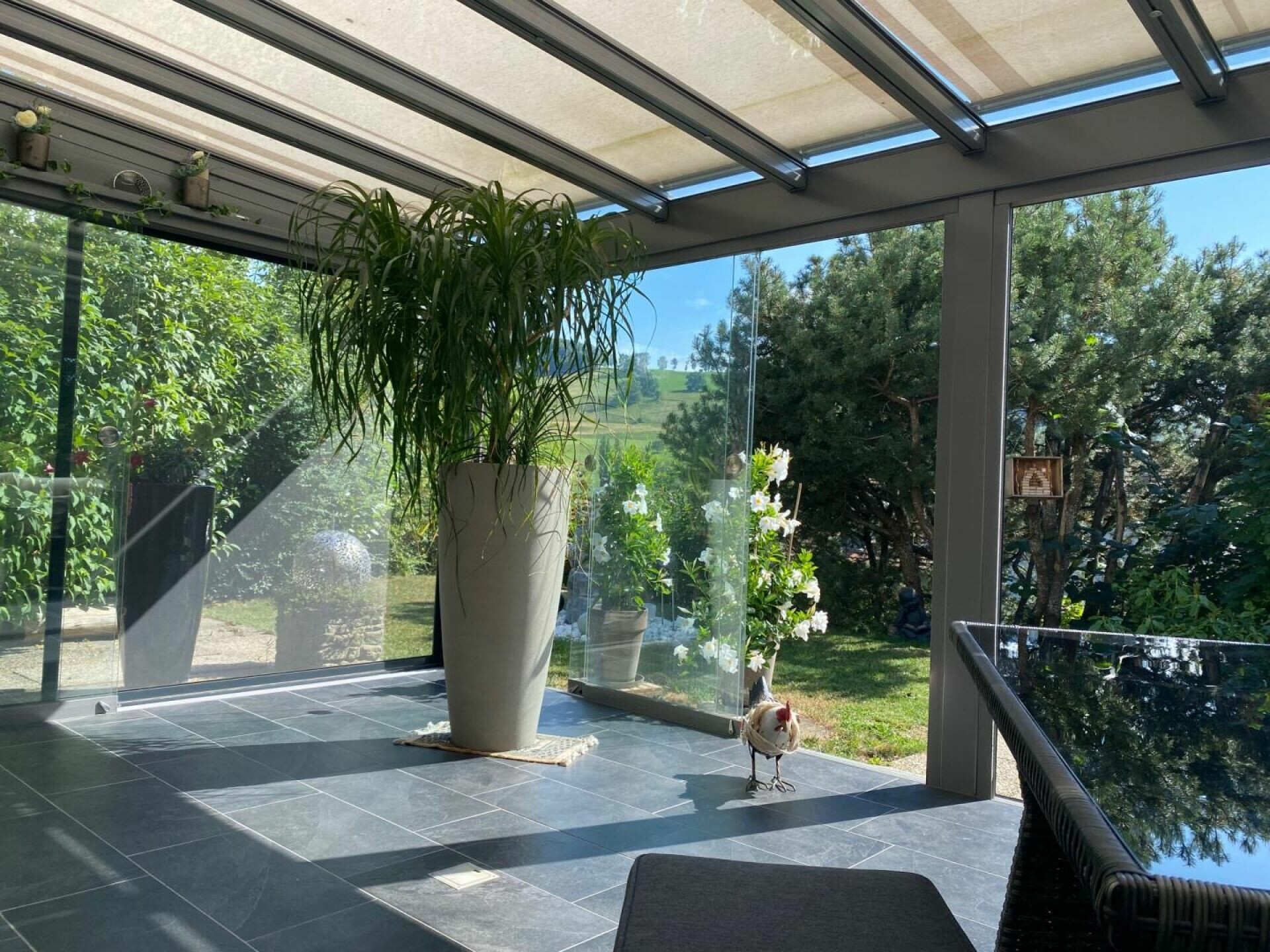 Verglaster Wintergarten mit Blick ins Grüne
