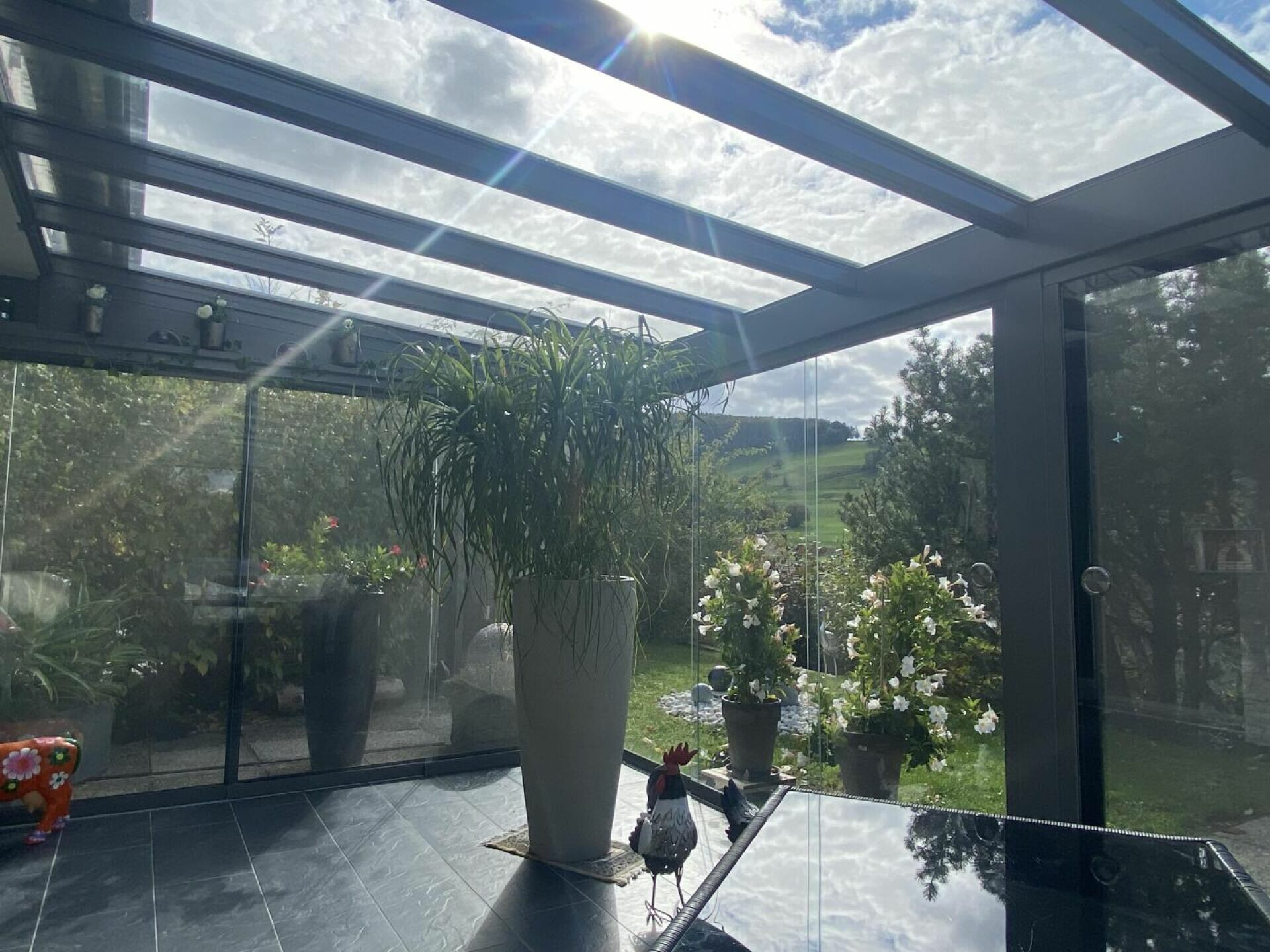 Verglaster Wintergarten mit Gartenblick