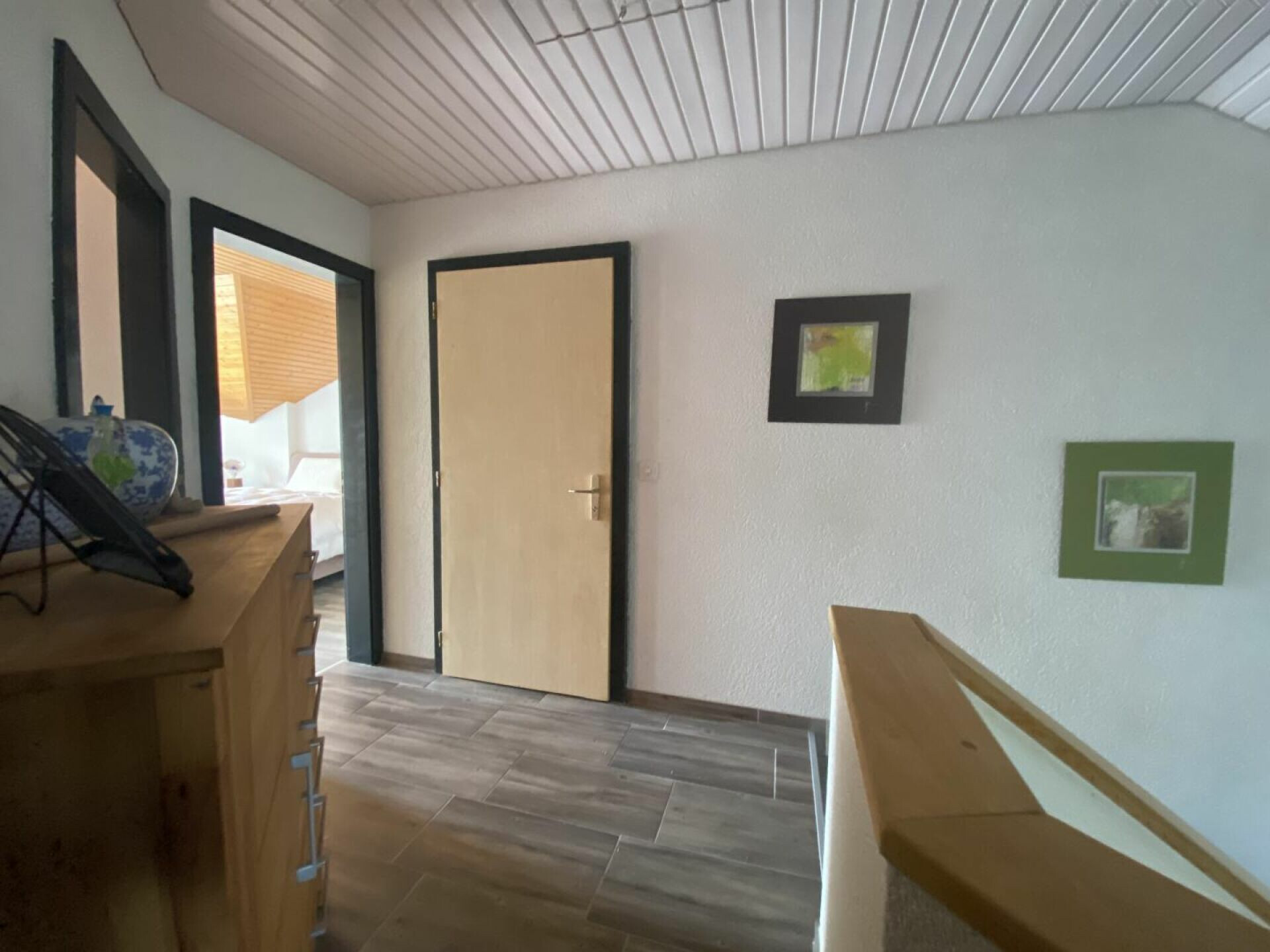 Heller Flur mit Tür und Holzdekor