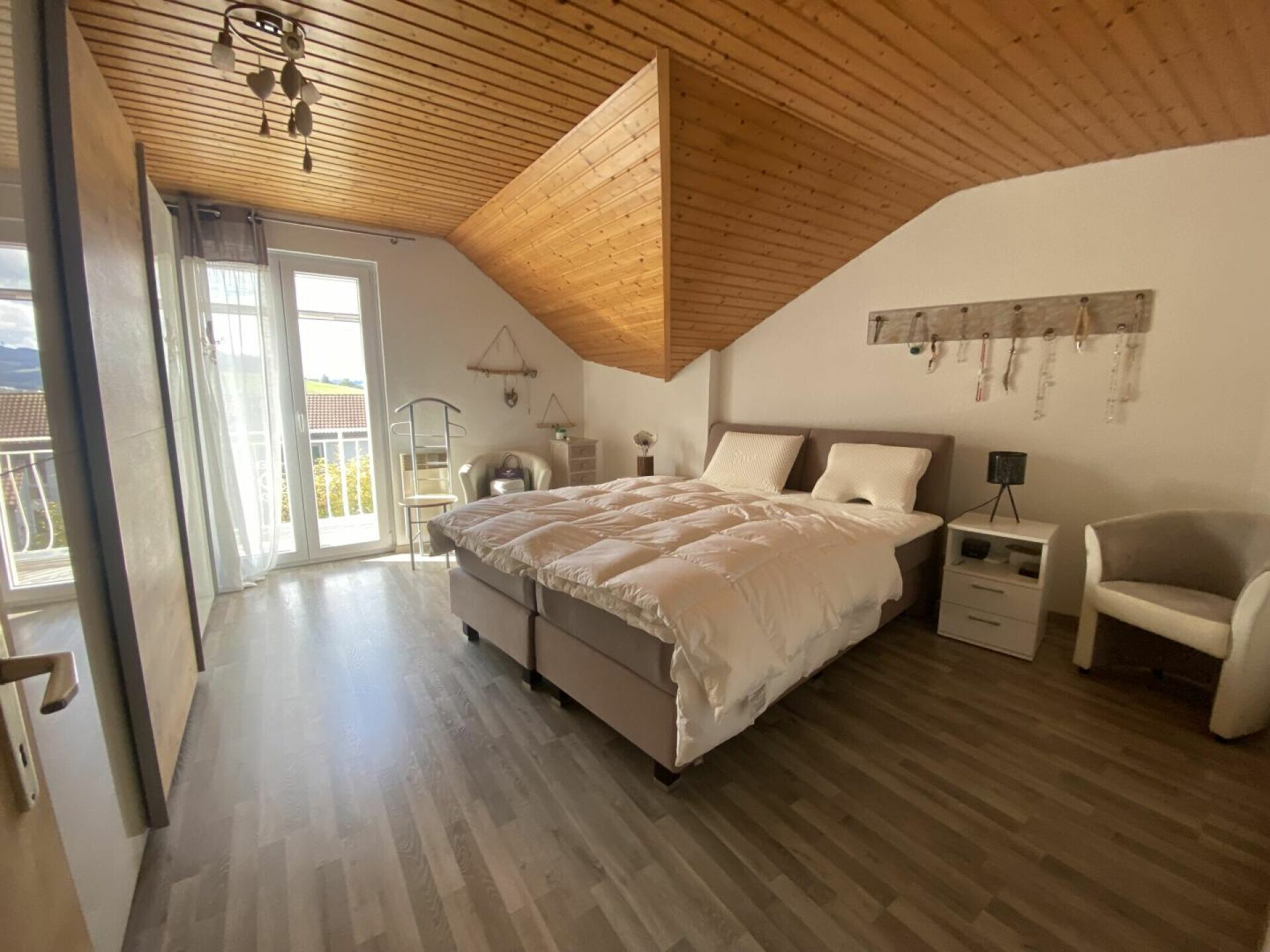 Gemütliches Dachgeschoss-Schlafzimmer mit Balkon