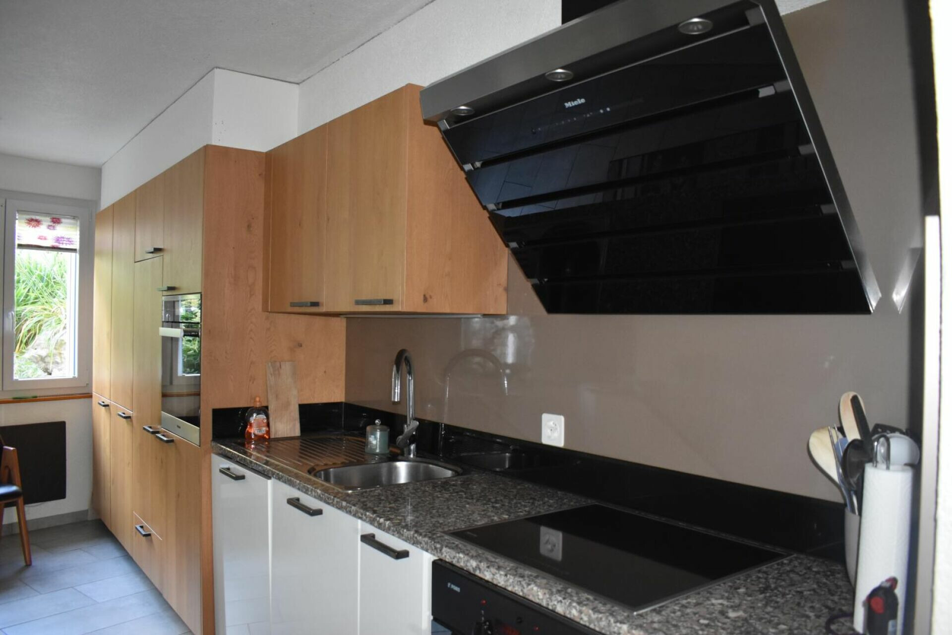 Moderne Küche mit Holzfronten