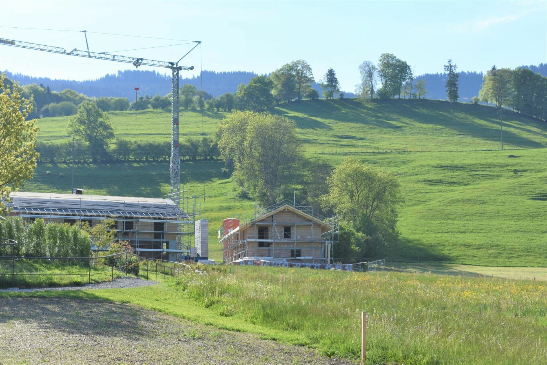 Landschaft mit Neubauten im Rohbau