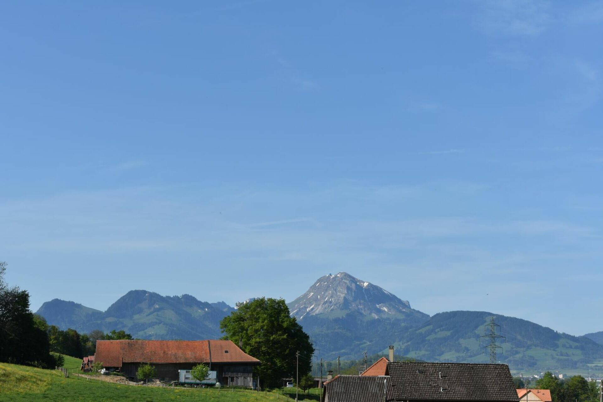 Ländliche Alpenlandschaft mit Häusern