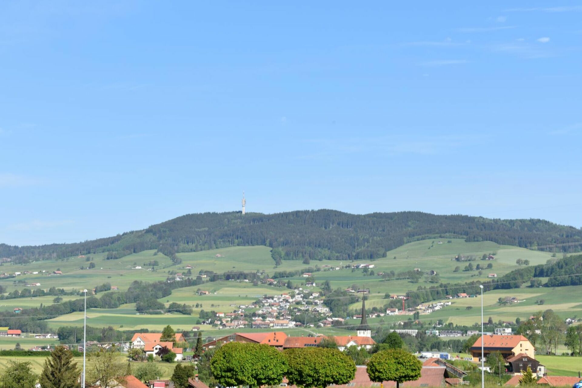 Landschafts- und Dorfblick mit Hügeln