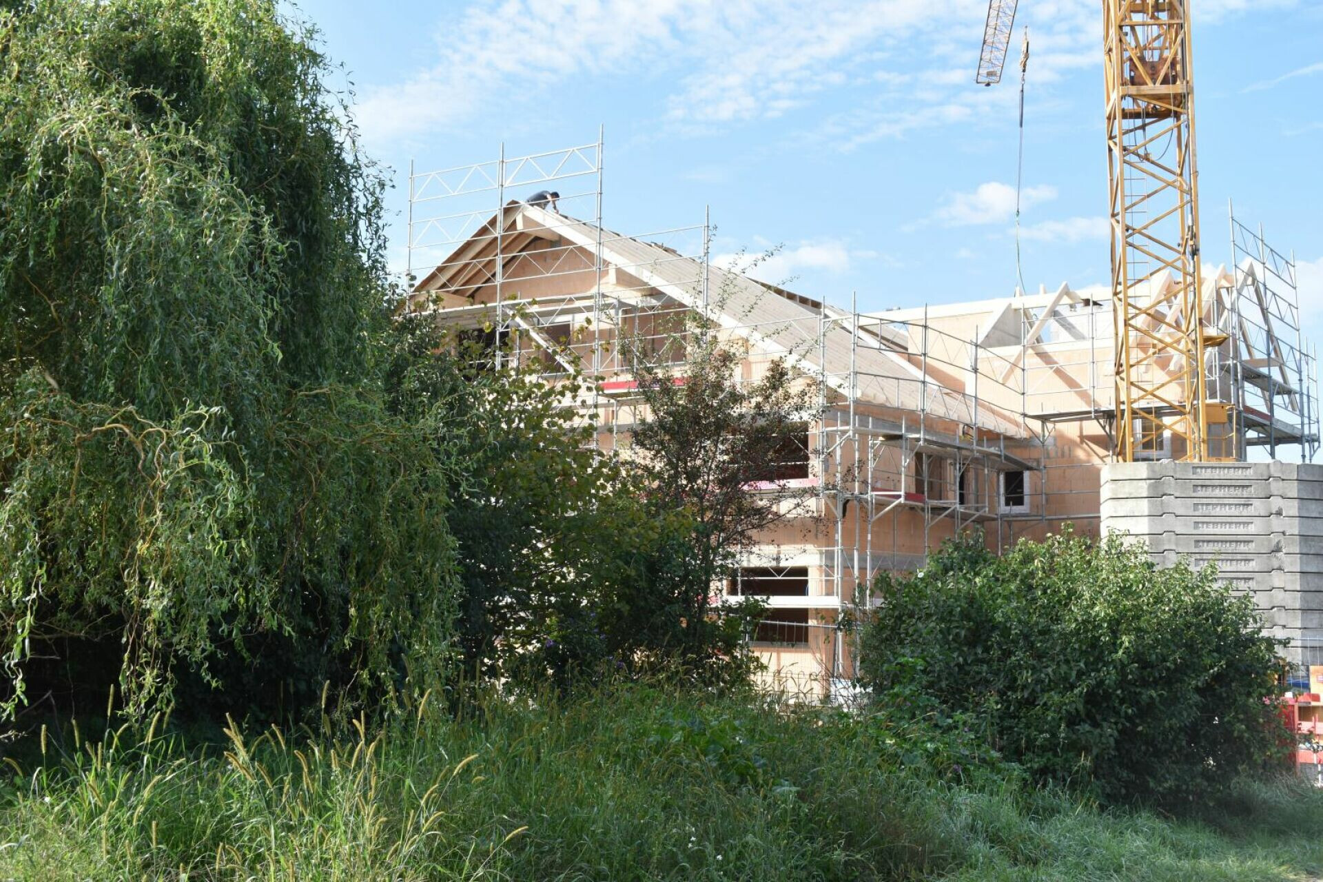 Gebäude im Bau mit Gerüst und Kran