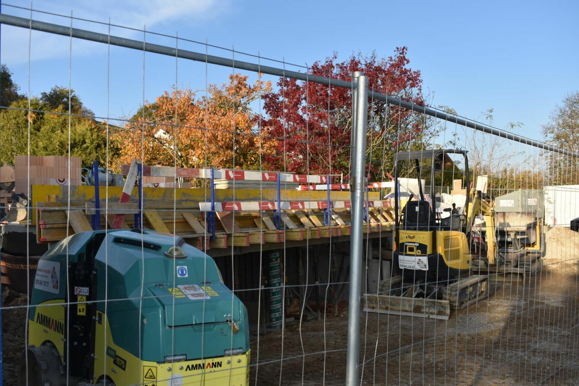 Baustelle hinter Bauzaun