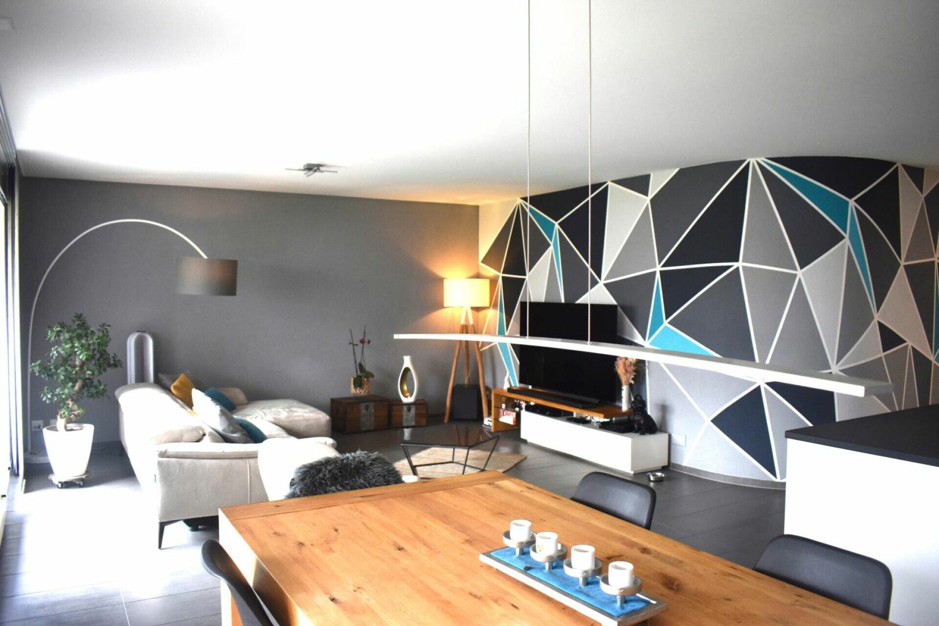 Modernes Wohnzimmer mit geometrischer Akzentwand