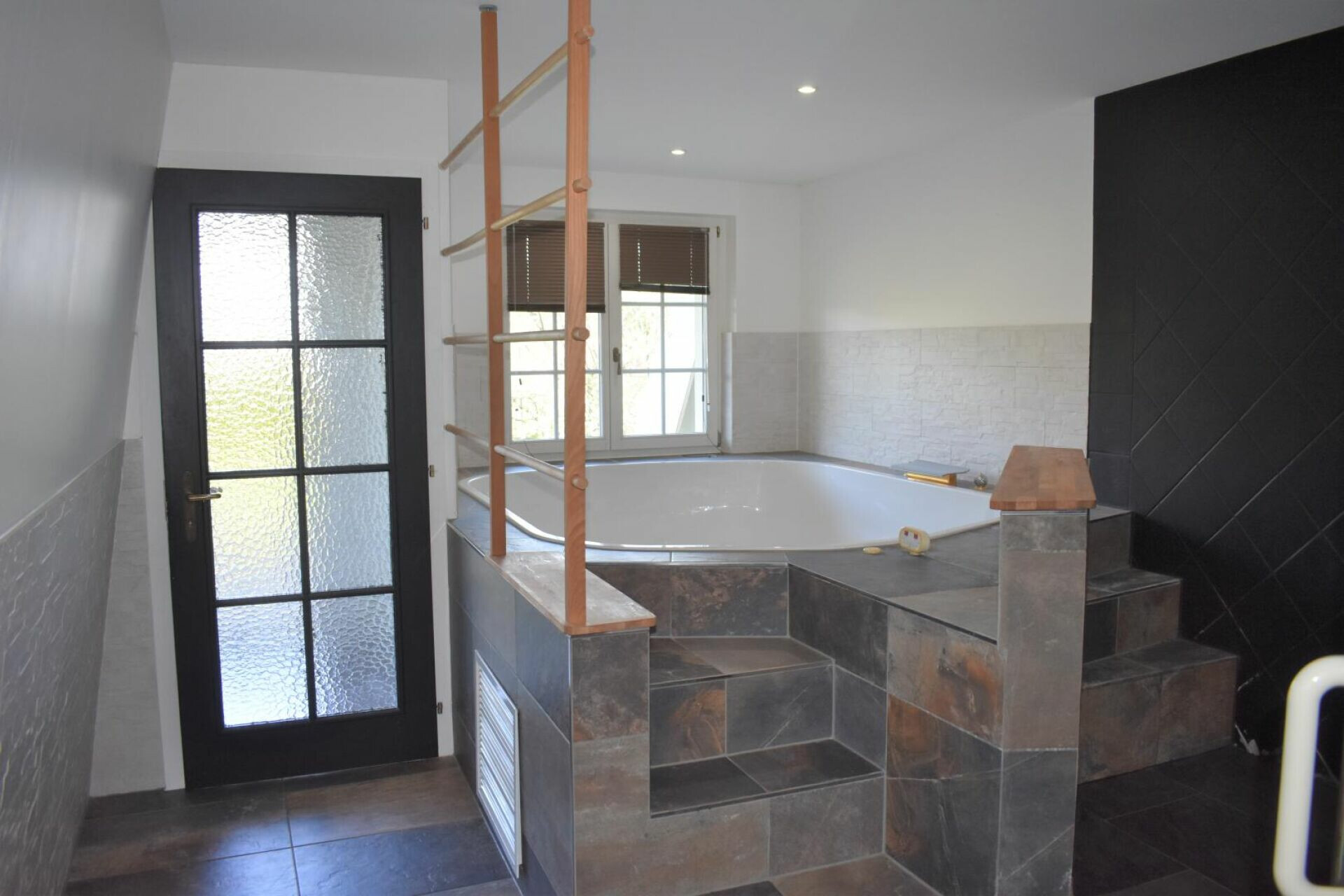 Modernes Bad mit eingelassener Wanne