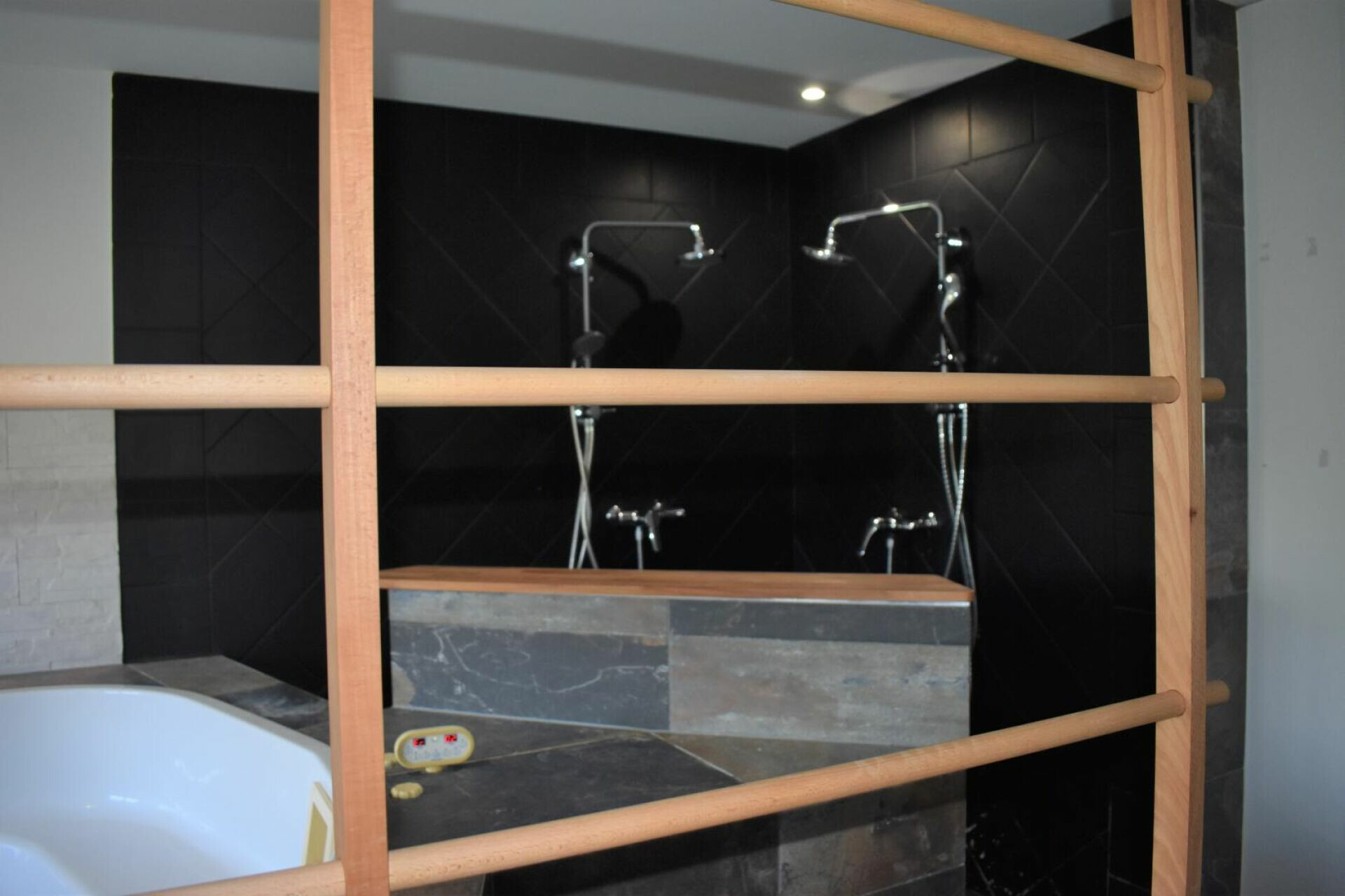 Modernes Badezimmer mit dunkler Duschzone