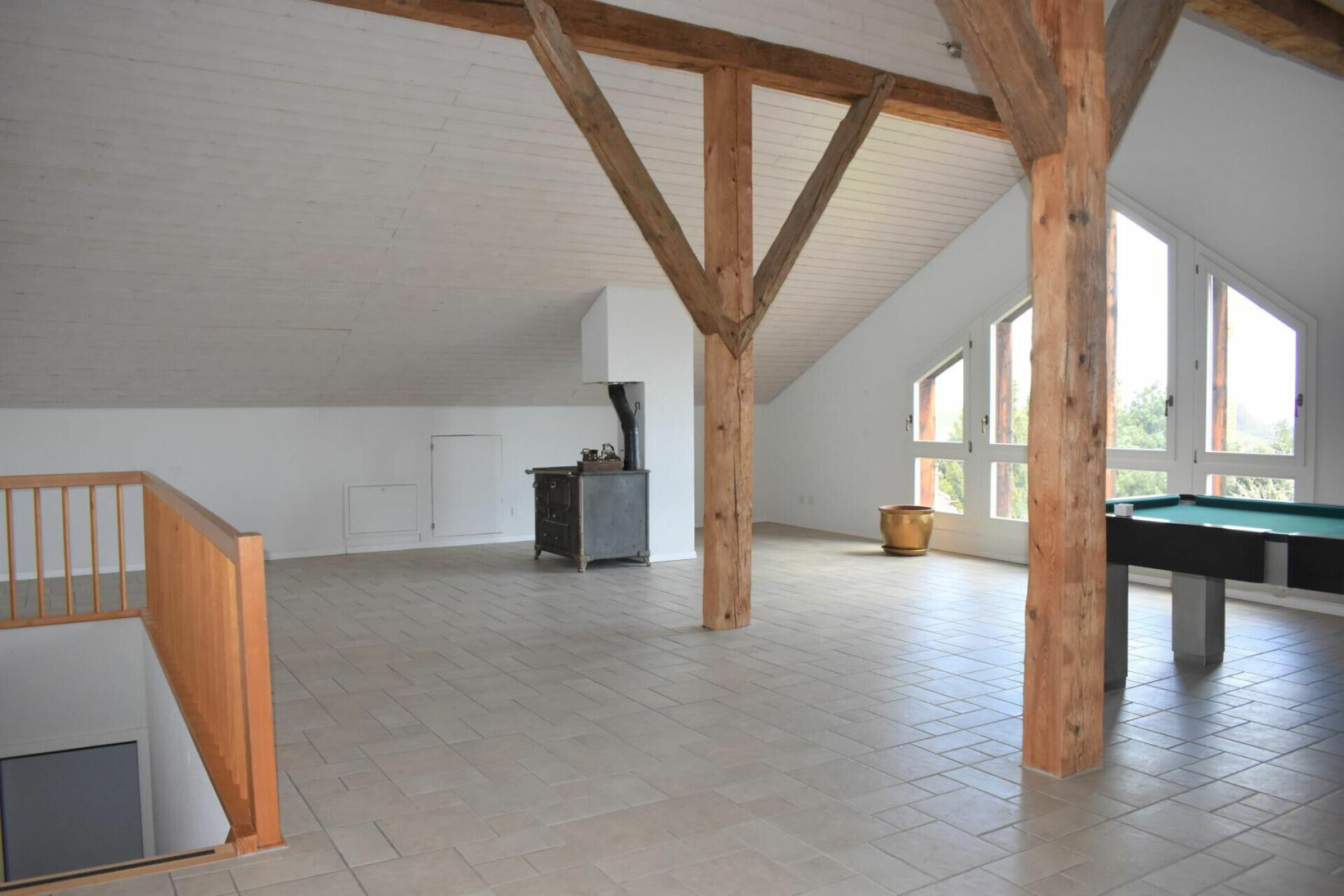 Offener Dachraum mit sichtbaren Holzbalken