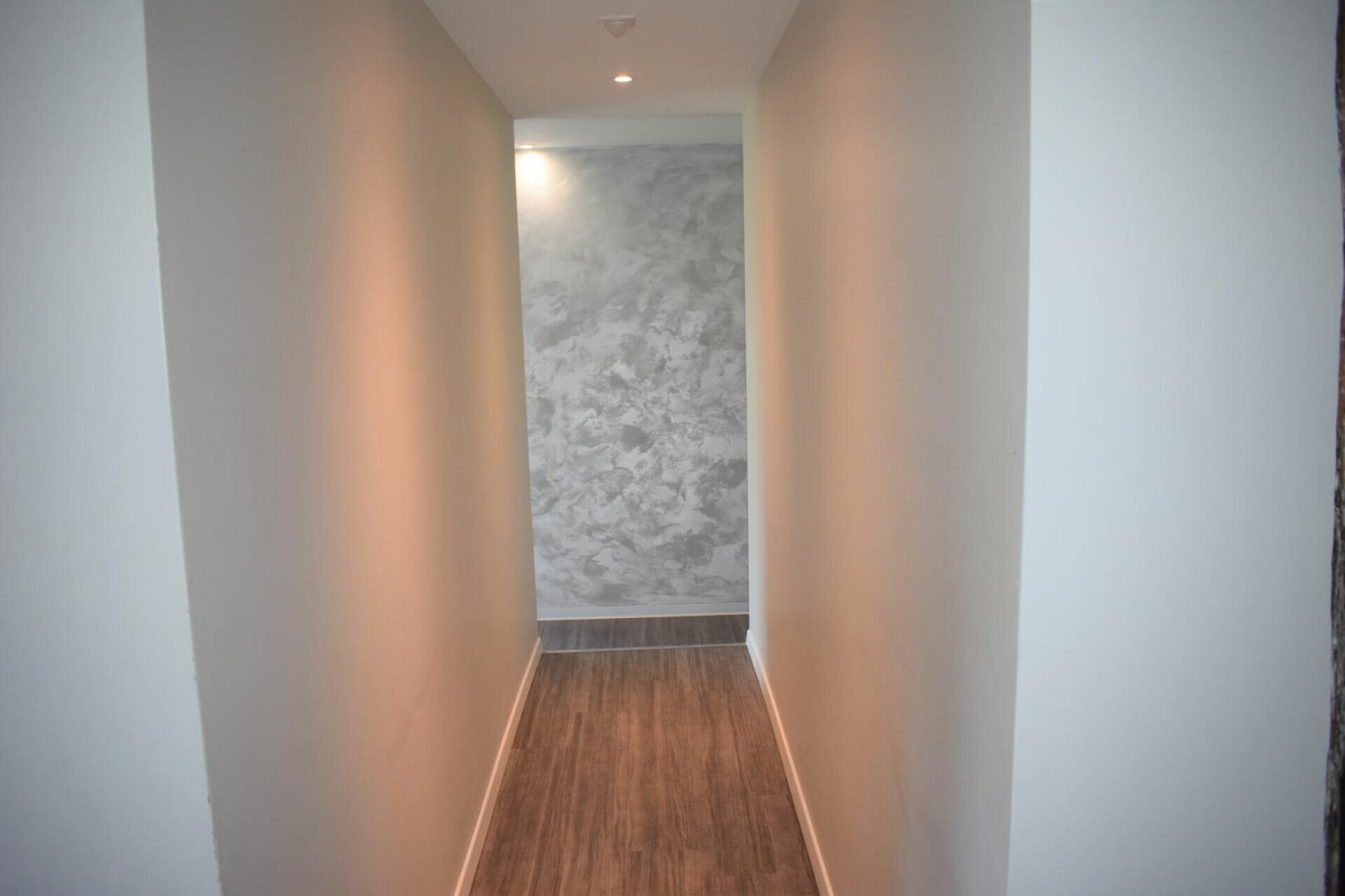 Schmaler Flur mit Holzoptik-Boden