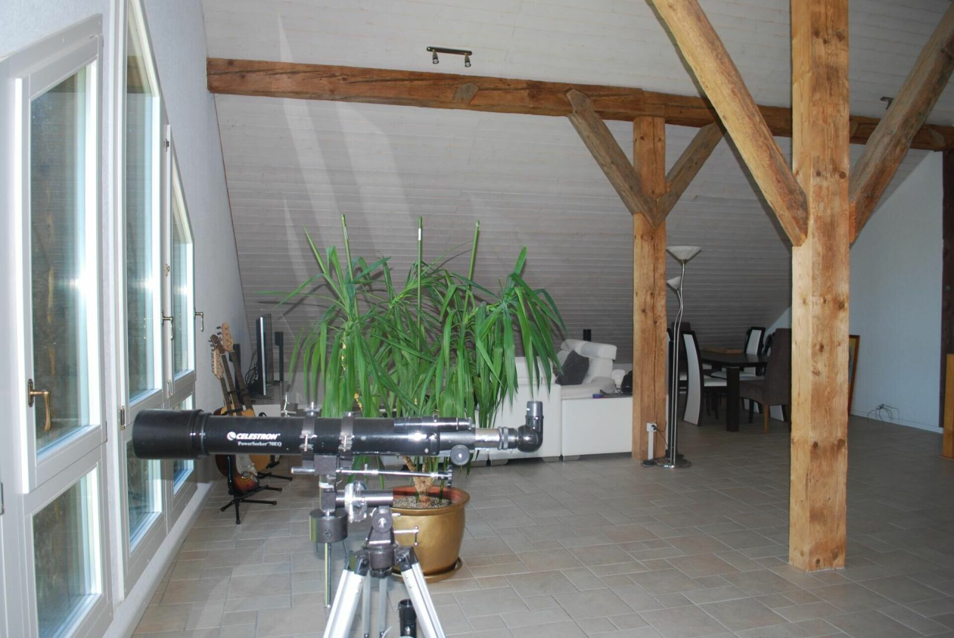 Lichtdurchfluteter Dachraum mit Holzbalken
