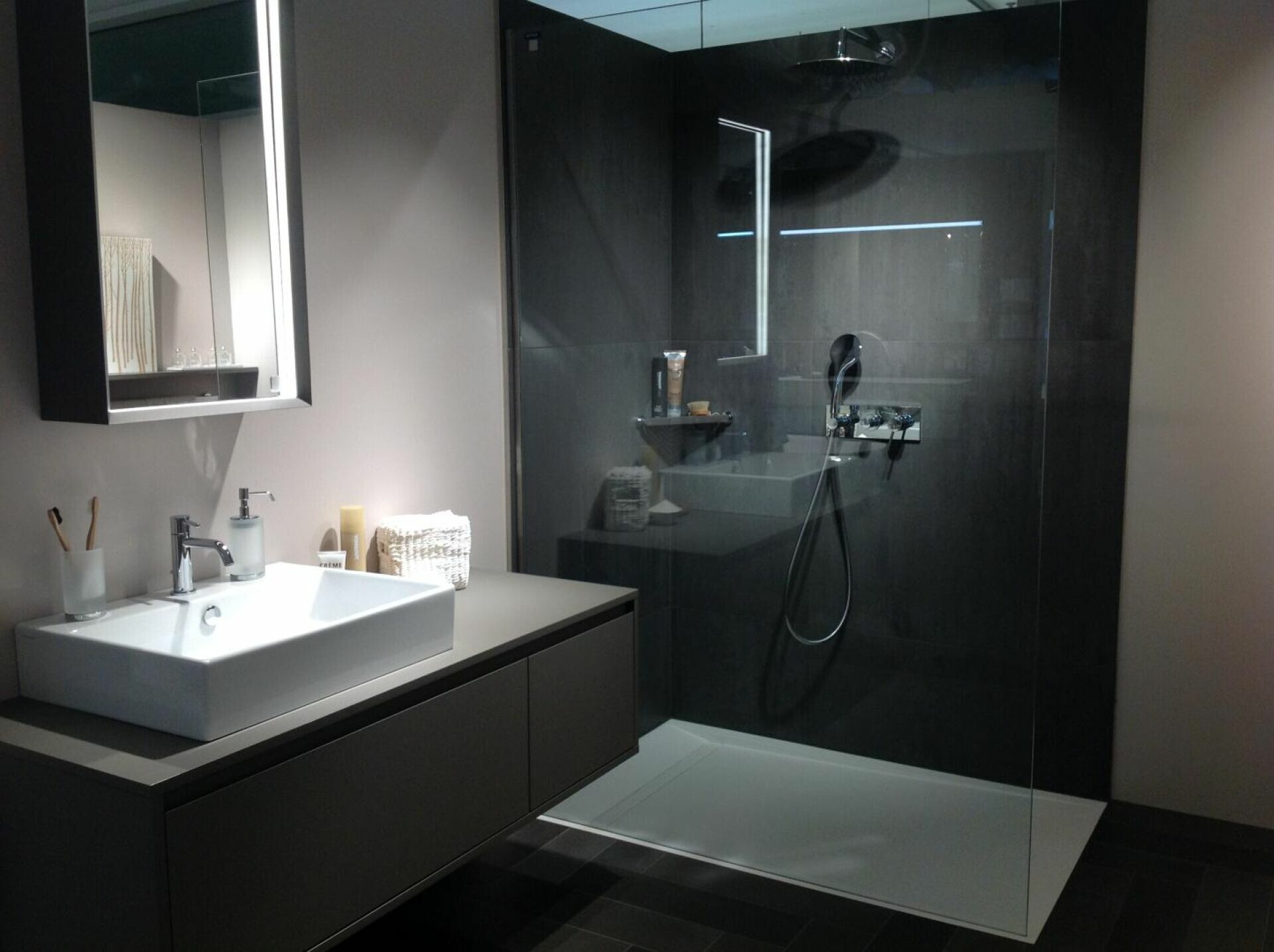 Modernes Bad mit begehbarer Dusche