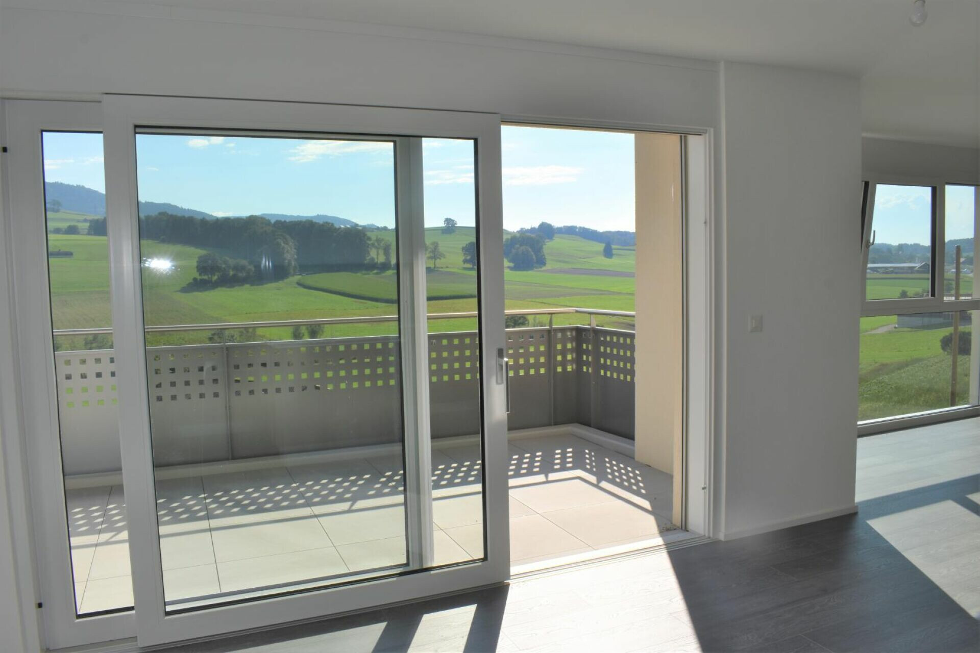 Wohnraum mit Balkon und weitem Ausblick