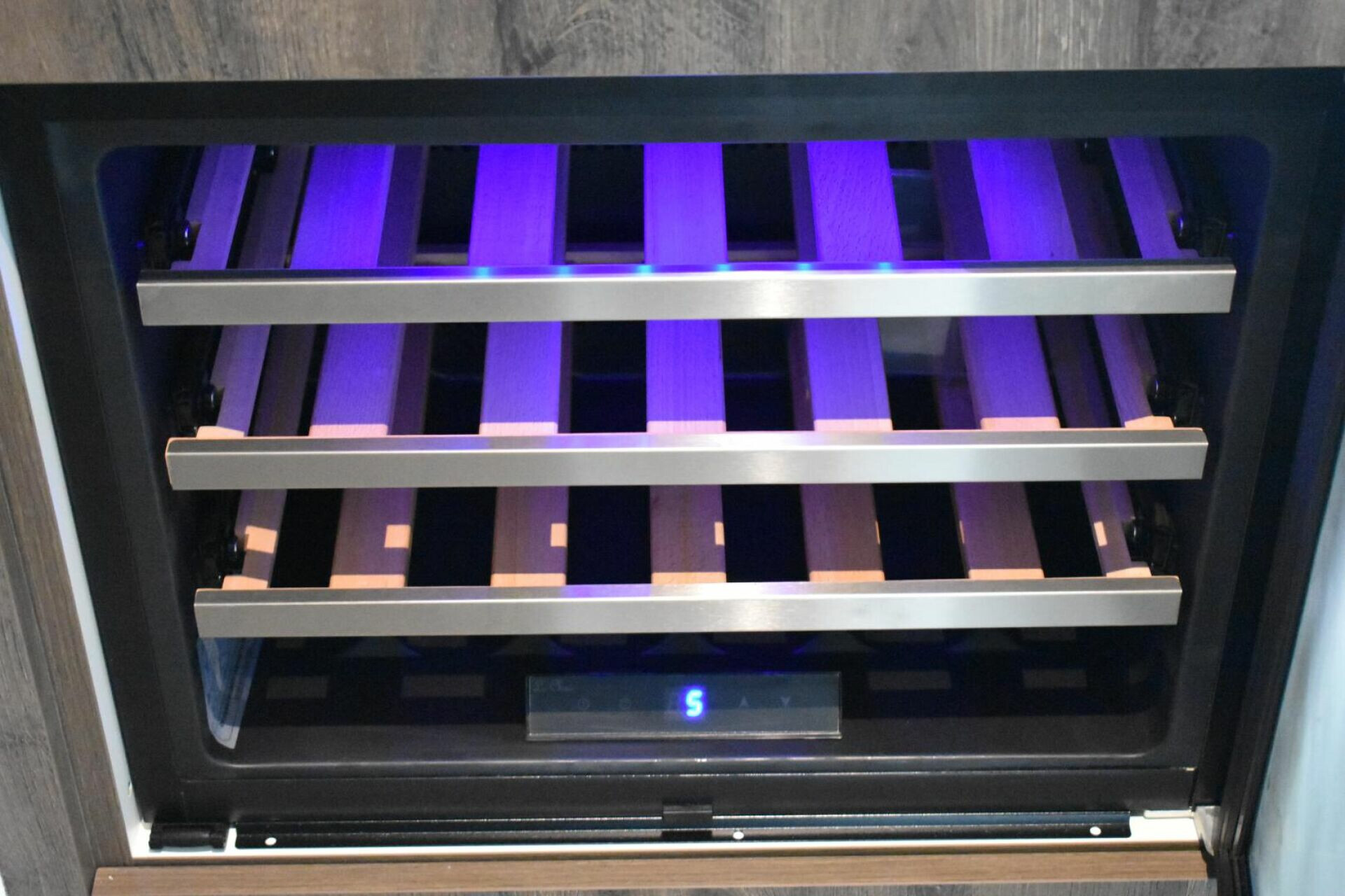 Weinkühlschrank mit blau-violetter Innenbeleuchtung
