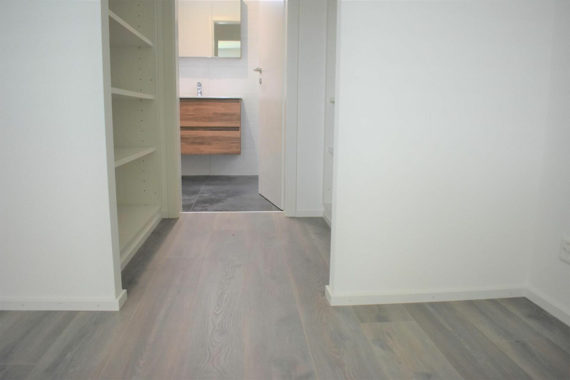 Heller Flur mit Blick ins Badezimmer