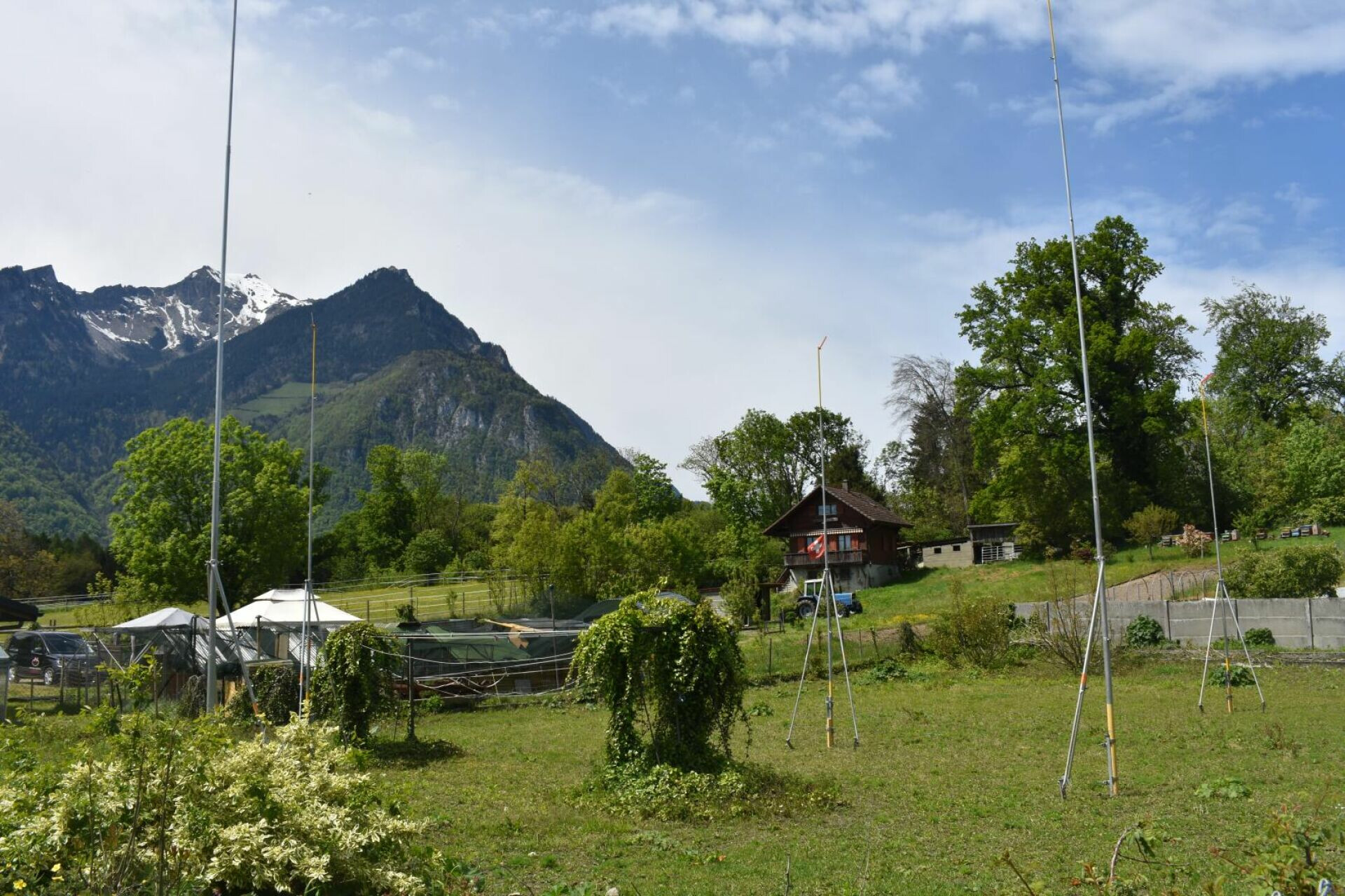 Landschaft mit Bergblick und Garten