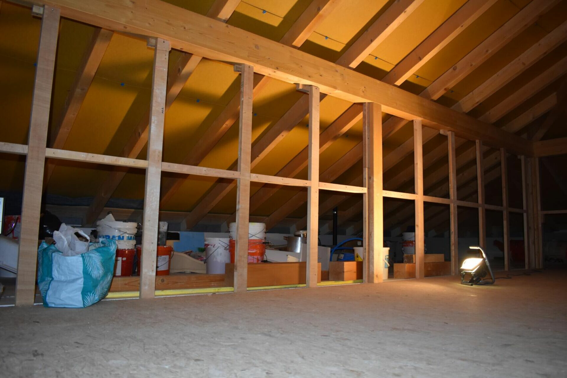 Unausgebauter Dachboden mit sichtbarer Holzkonstruktion