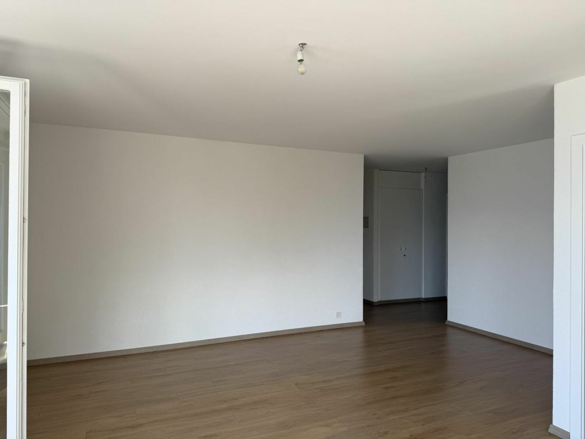 Leerer Wohnraum mit Holzoptikboden