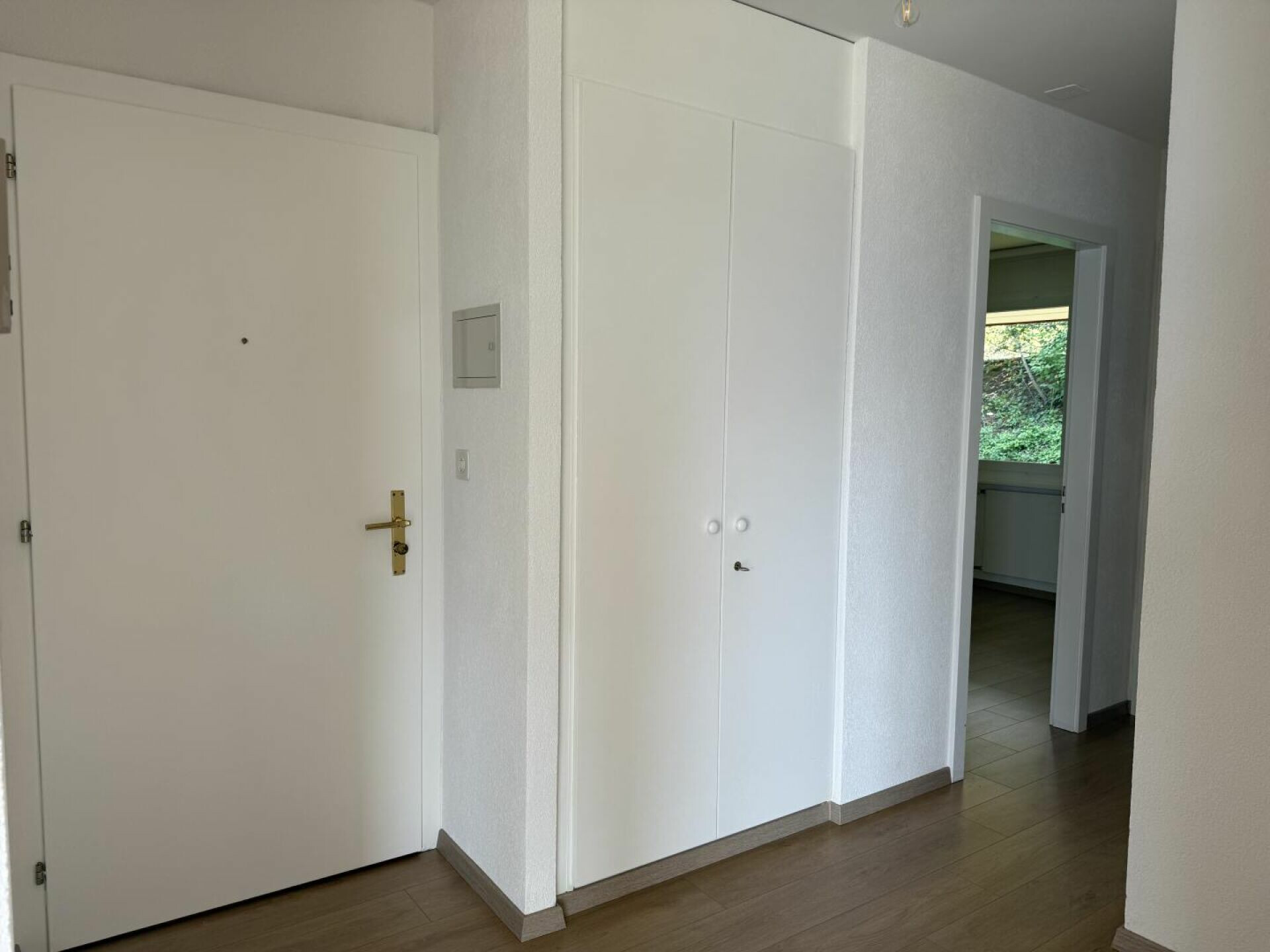 Heller Eingangsbereich mit Einbauschrank