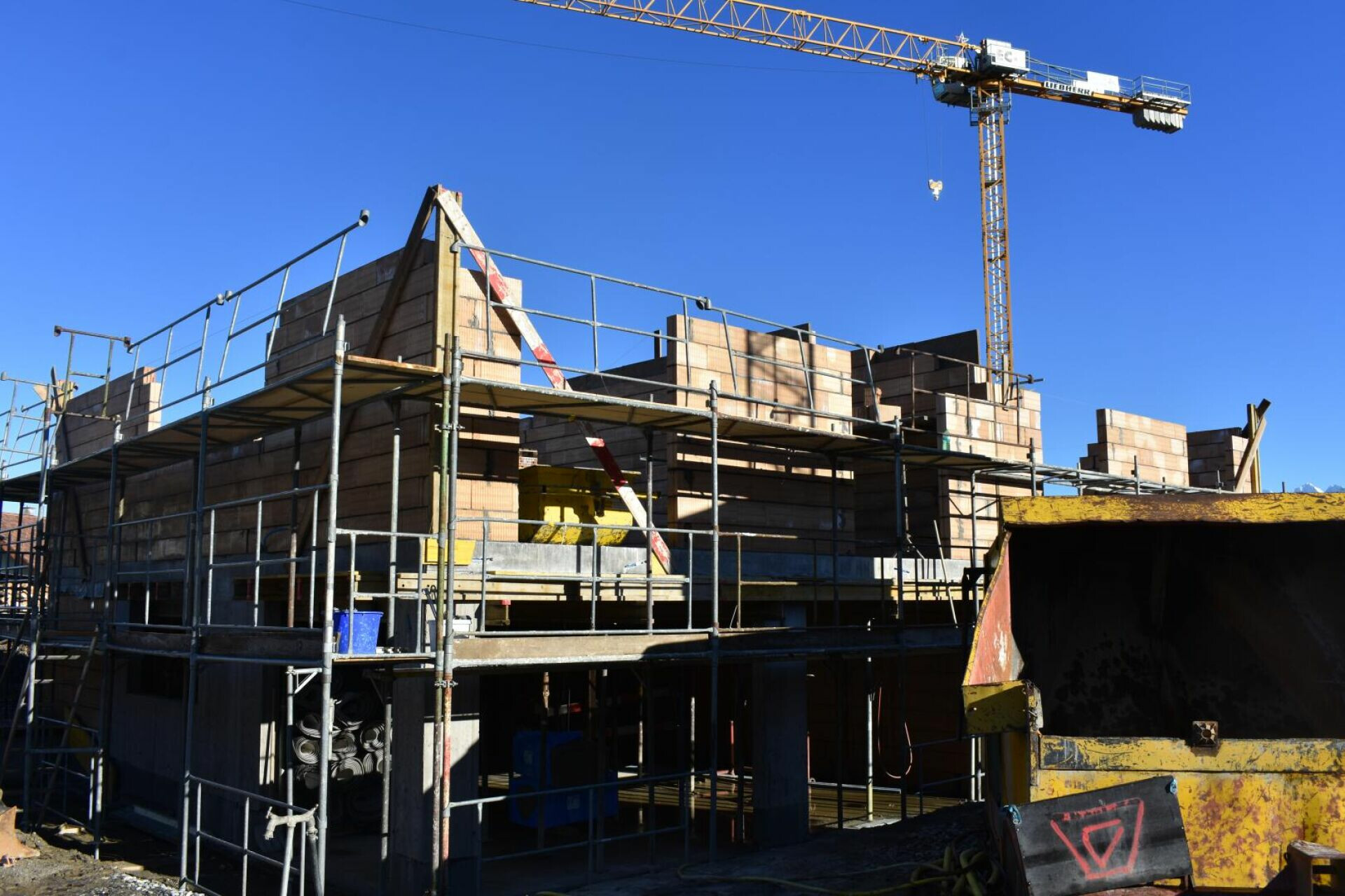 Baustelle eines Gebäudes mit Gerüst und Kran