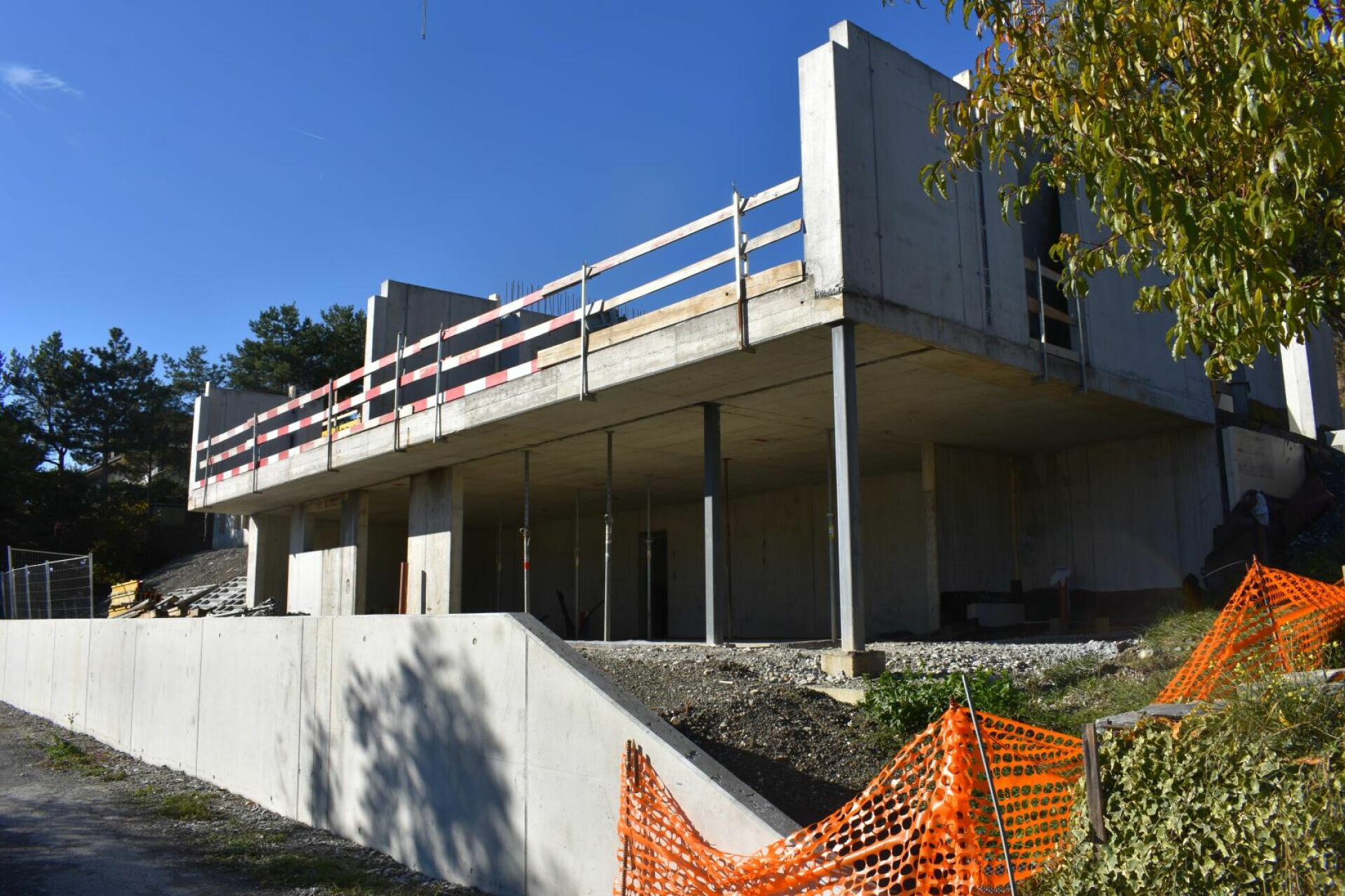 Rohbau eines modernen Betonbaus