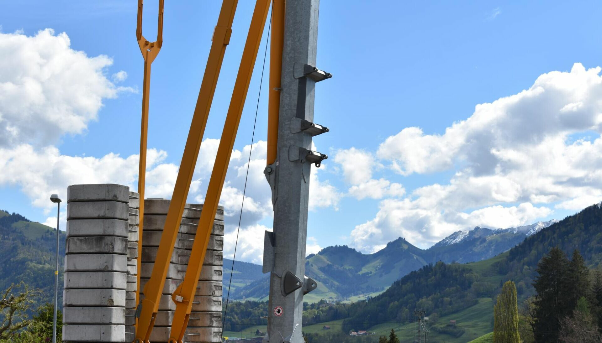 Bergpanorama mit technischer Konstruktion