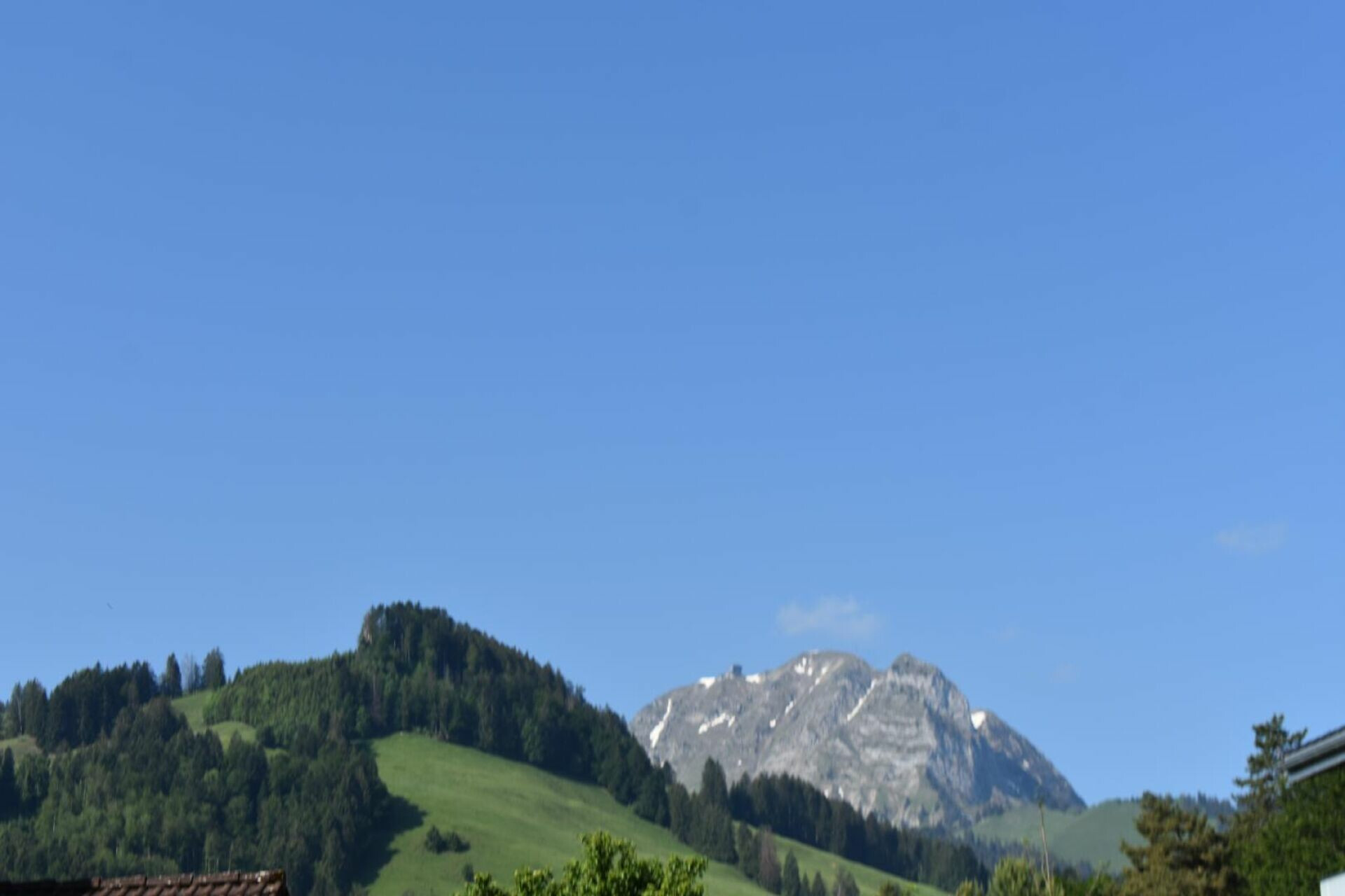 Berglandschaft mit blauem Himmel