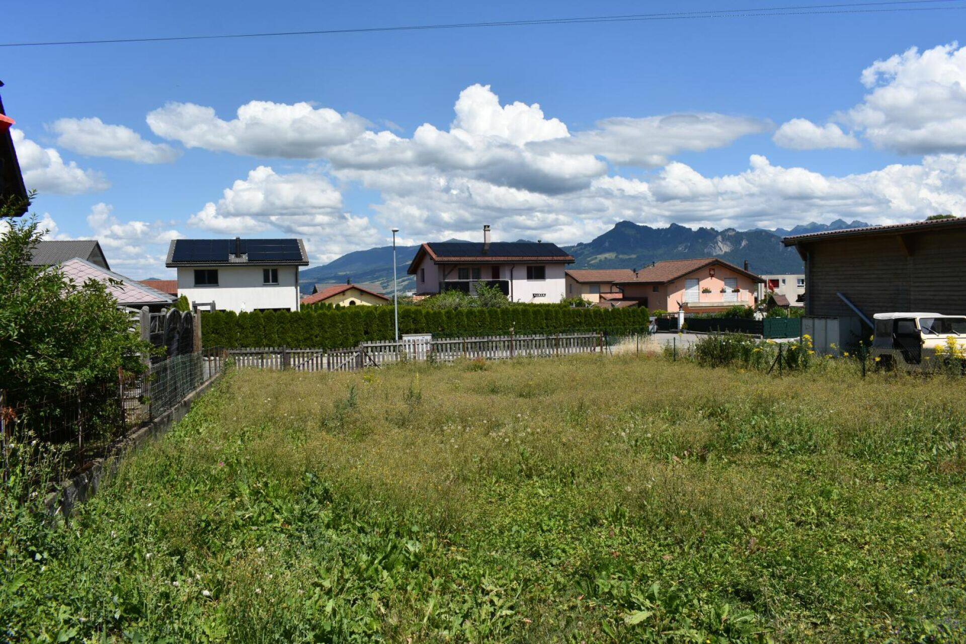 Grünfläche mit Bergblick in Wohngebiet
