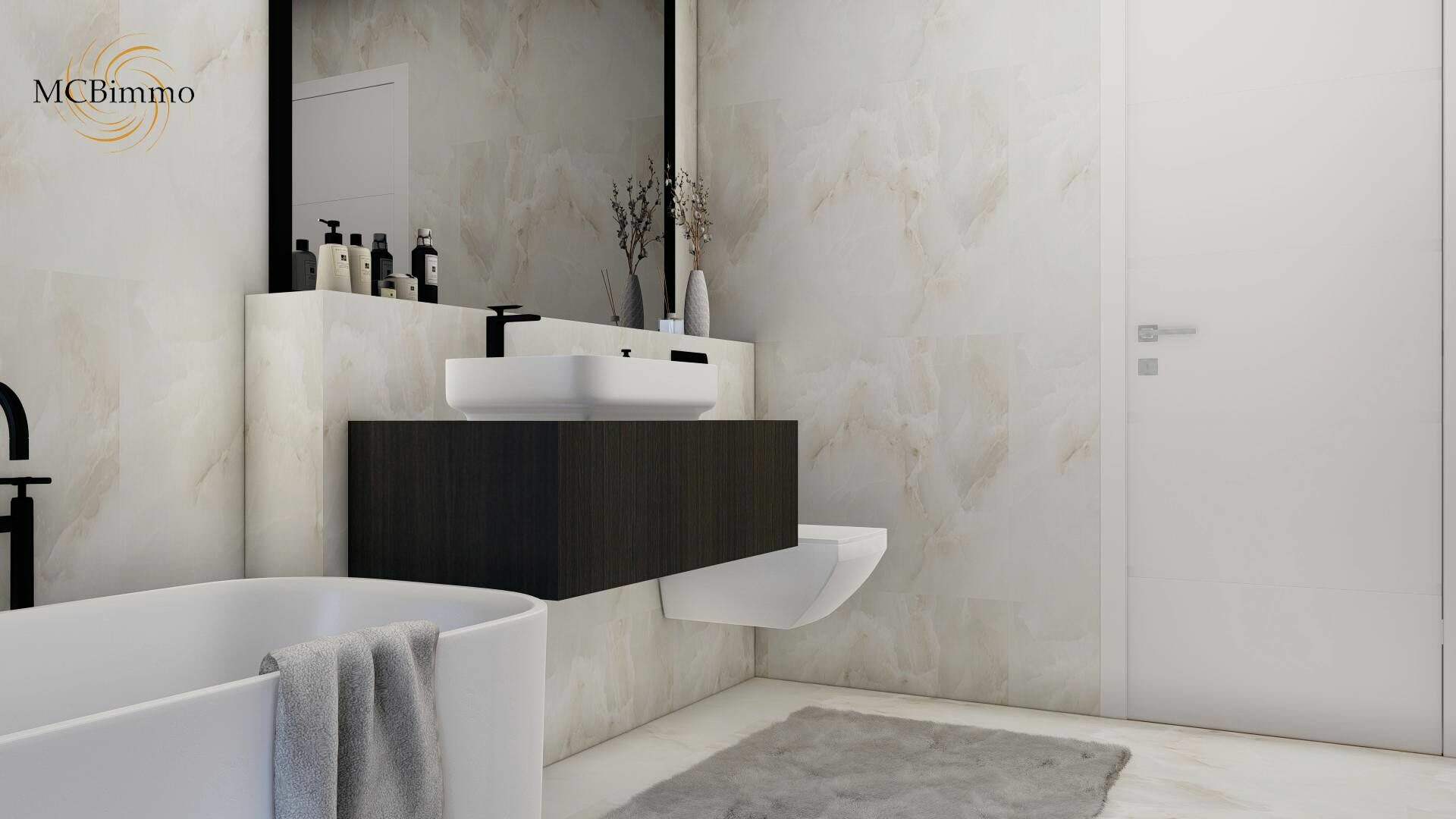 Modernes Badezimmer mit freistehender Wanne und wandhängendem WC