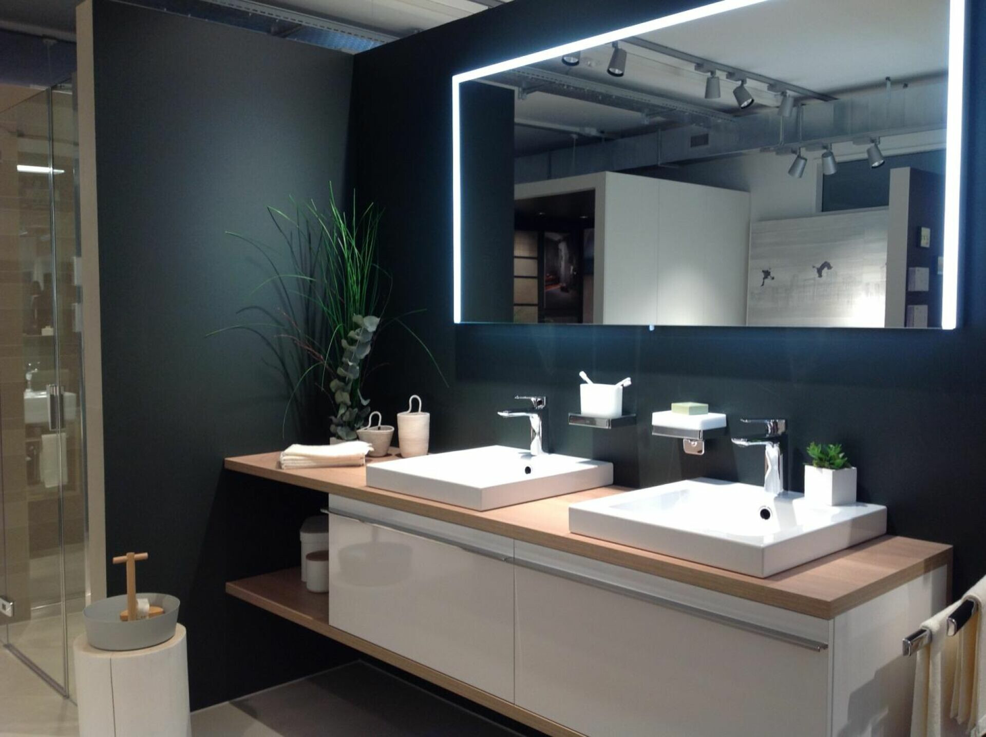 Modernes Badezimmer mit Doppelwaschtisch und LED-Spiegel