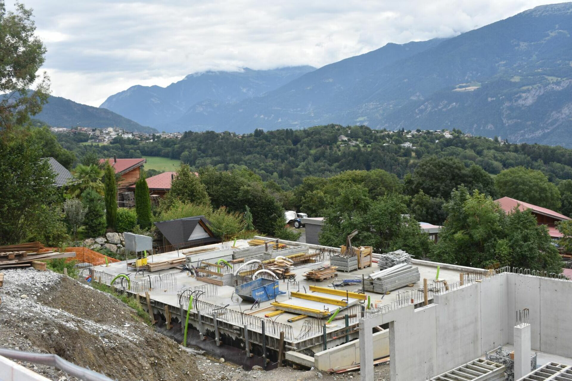 Baustelle mit Alpenblick